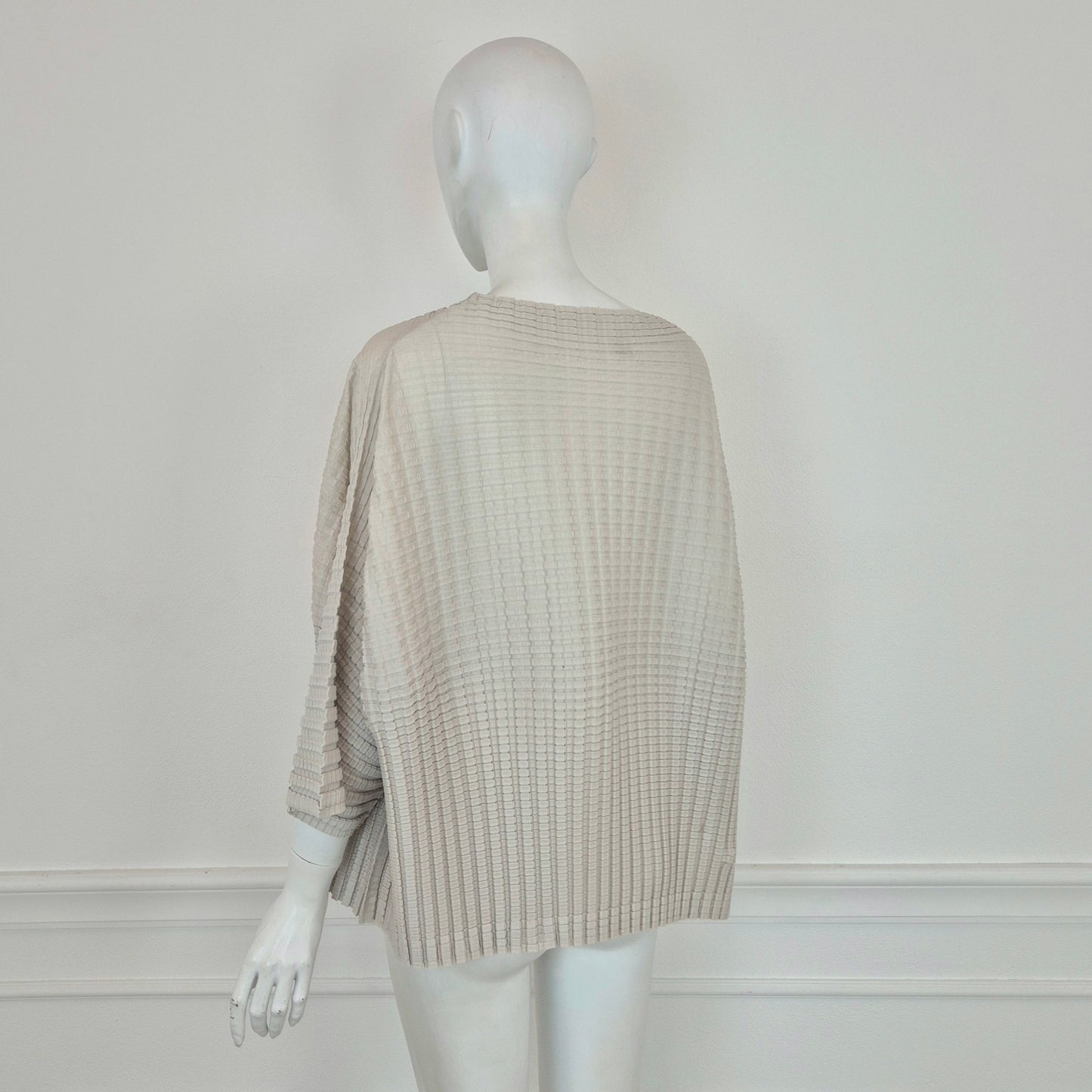 Pleats Please Issey Miyake | Maglia over grigio chiaro