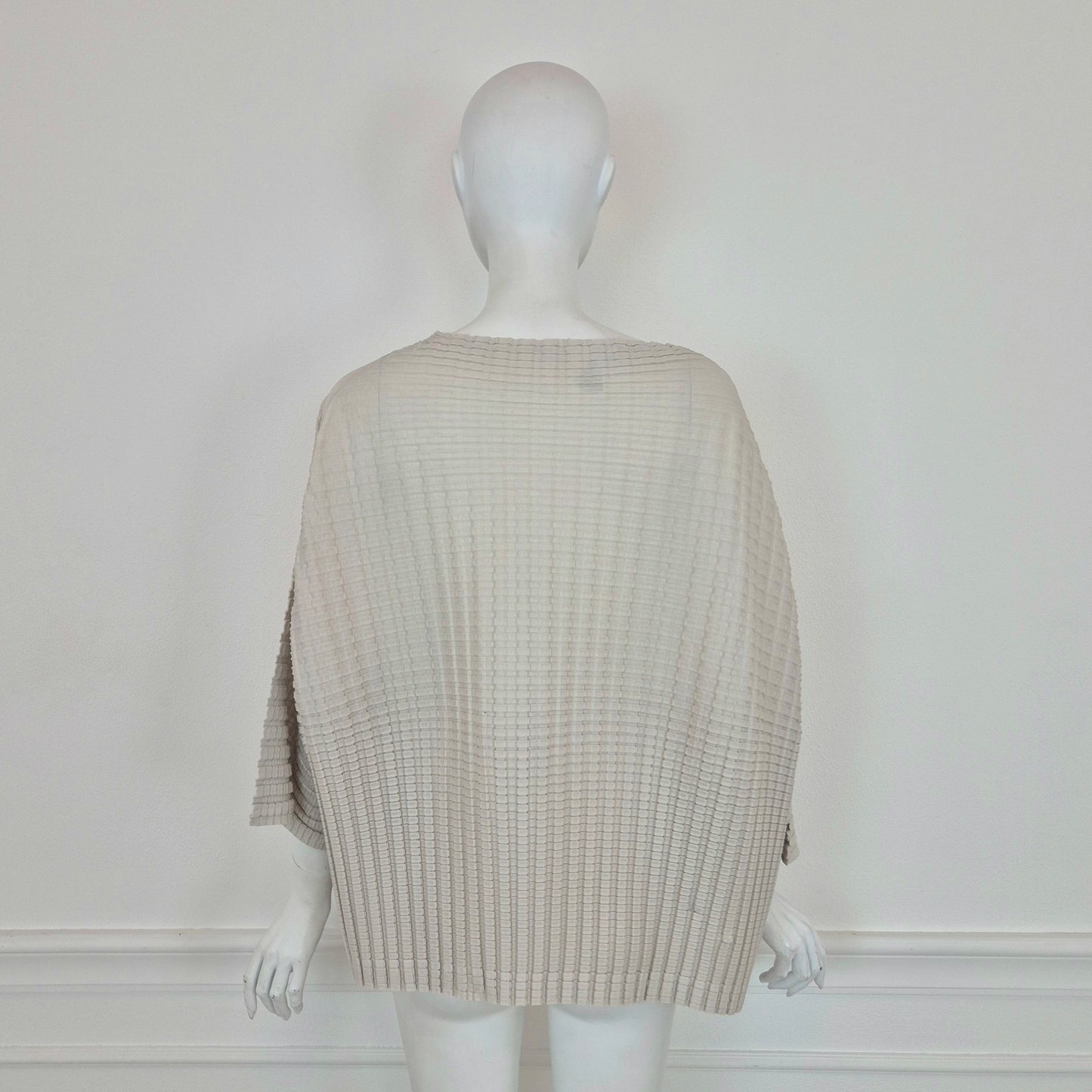 Pleats Please Issey Miyake | Maglia over grigio chiaro