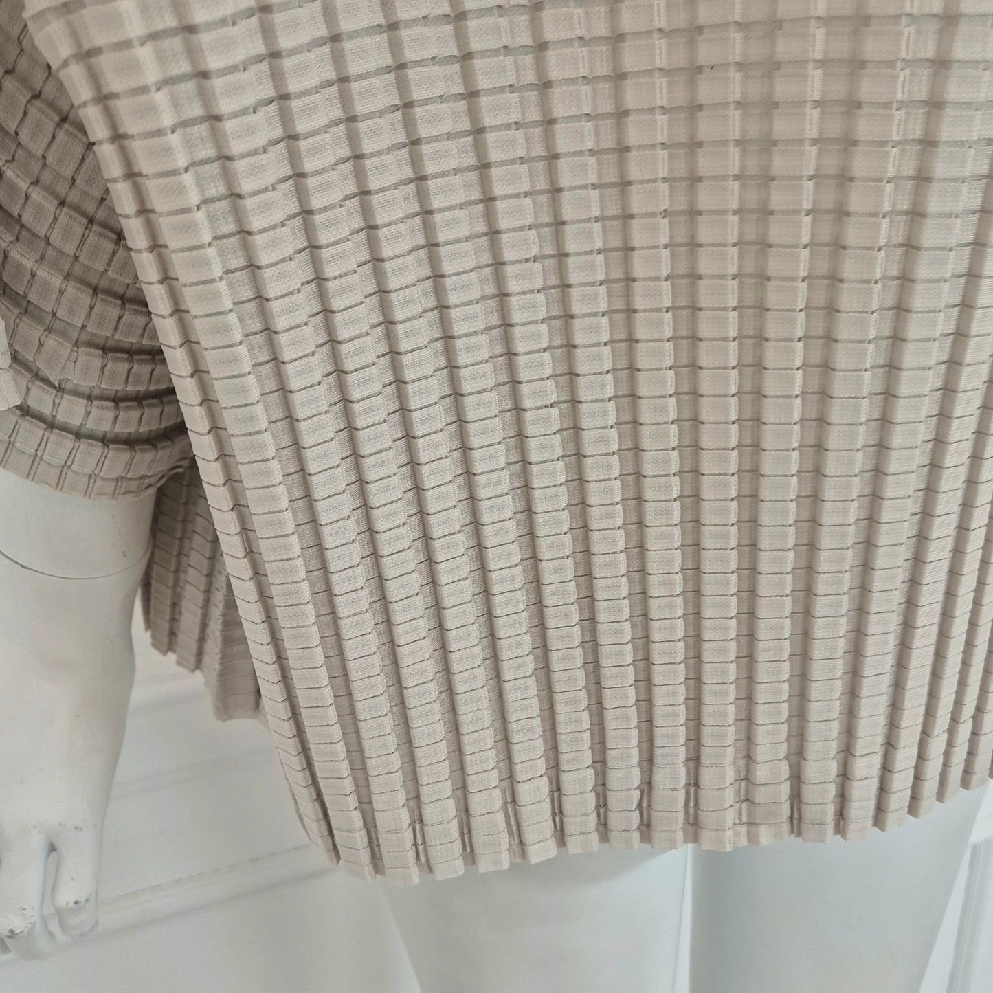 Pleats Please Issey Miyake | Maglia over grigio chiaro