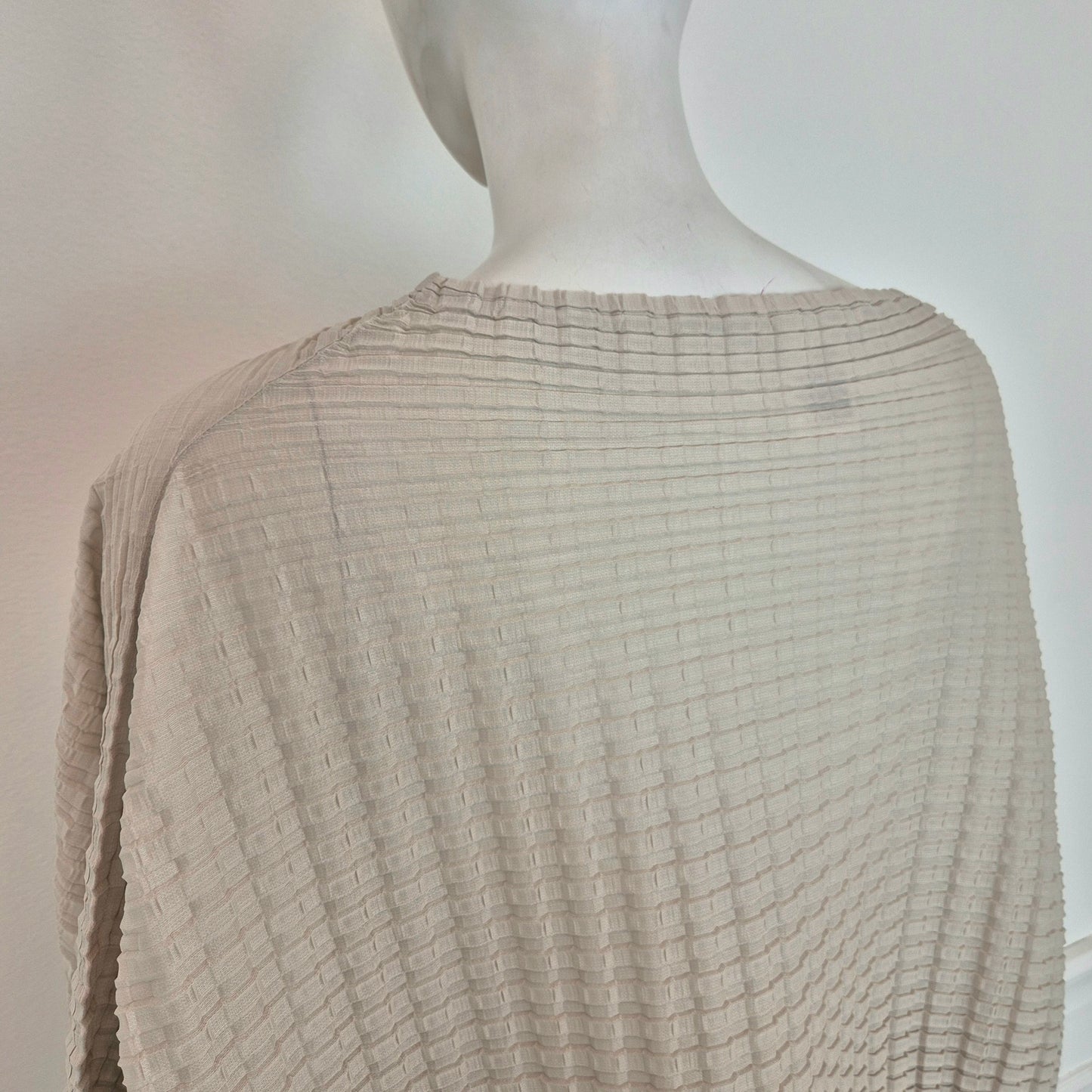 Pleats Please Issey Miyake | Maglia over grigio chiaro