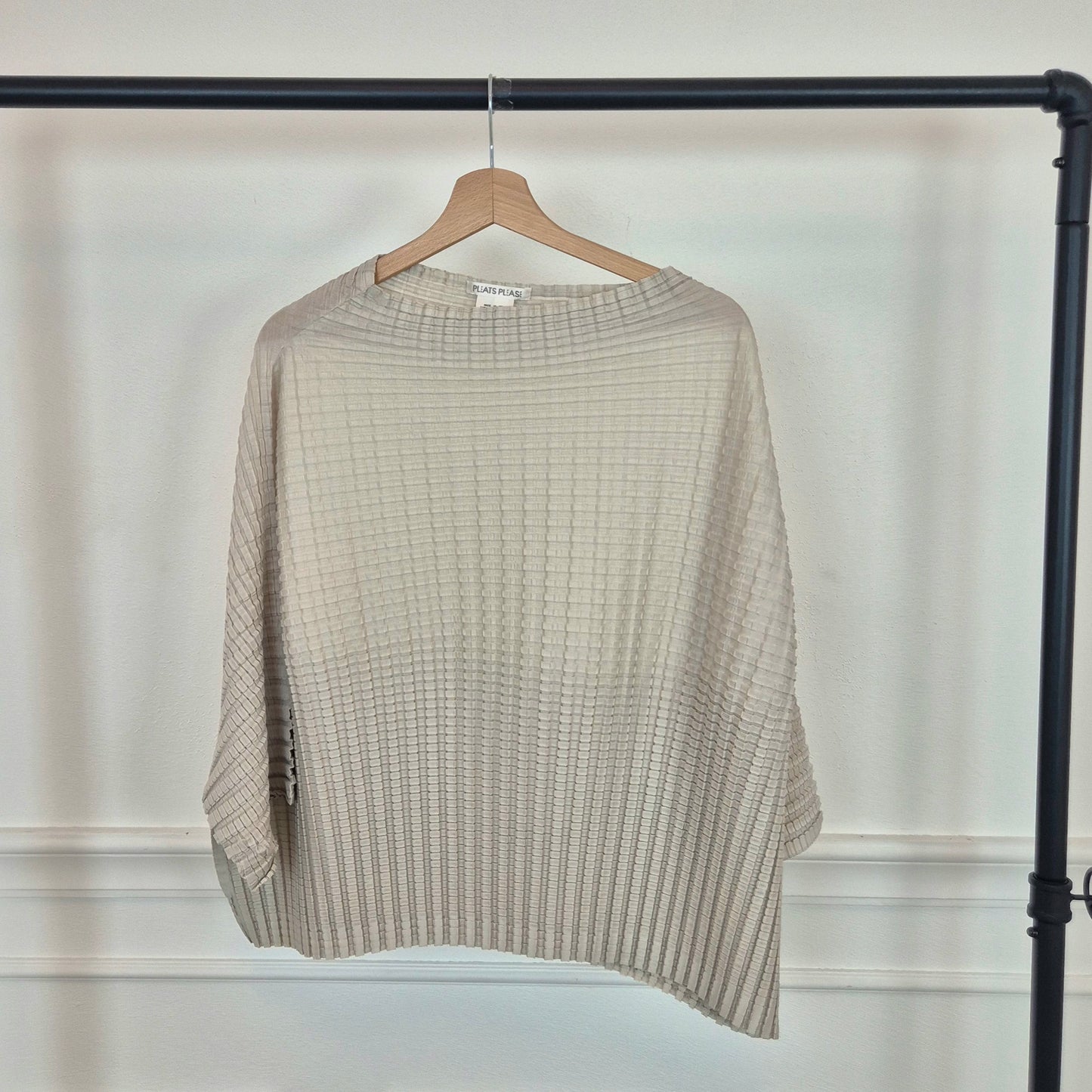 Pleats Please Issey Miyake | Maglia over grigio chiaro