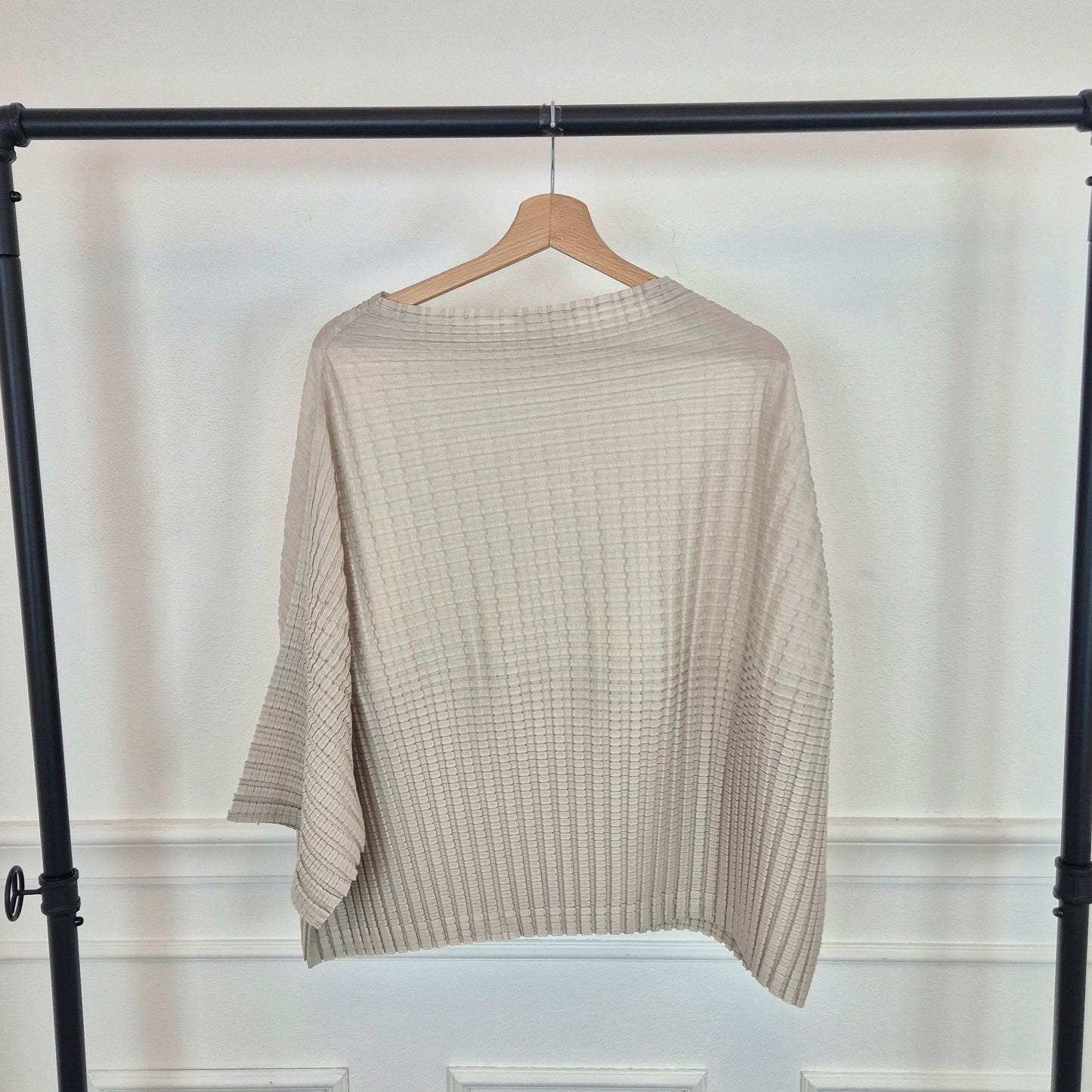Pleats Please Issey Miyake | Maglia over grigio chiaro