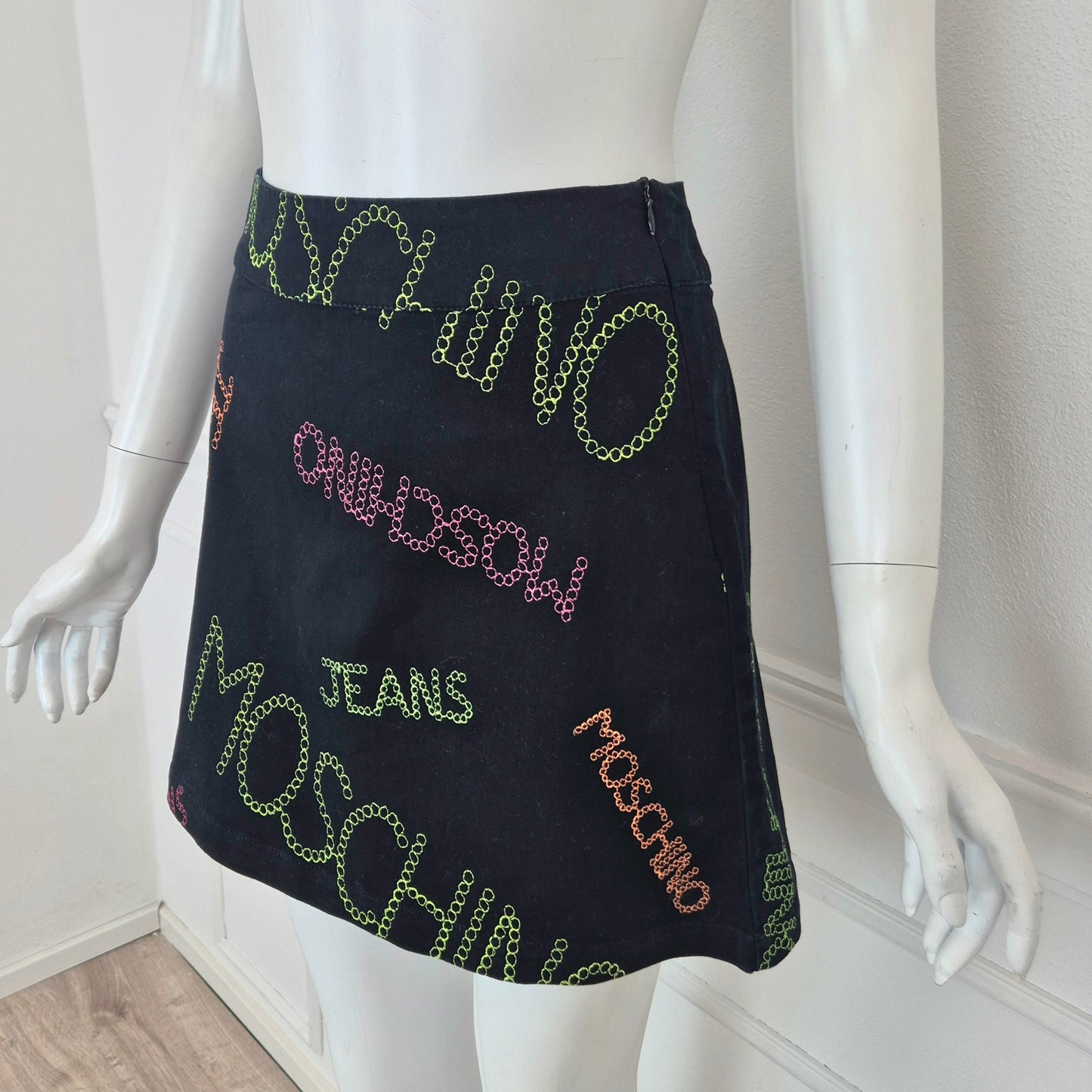Moschino | Gonna con scritte ricamate