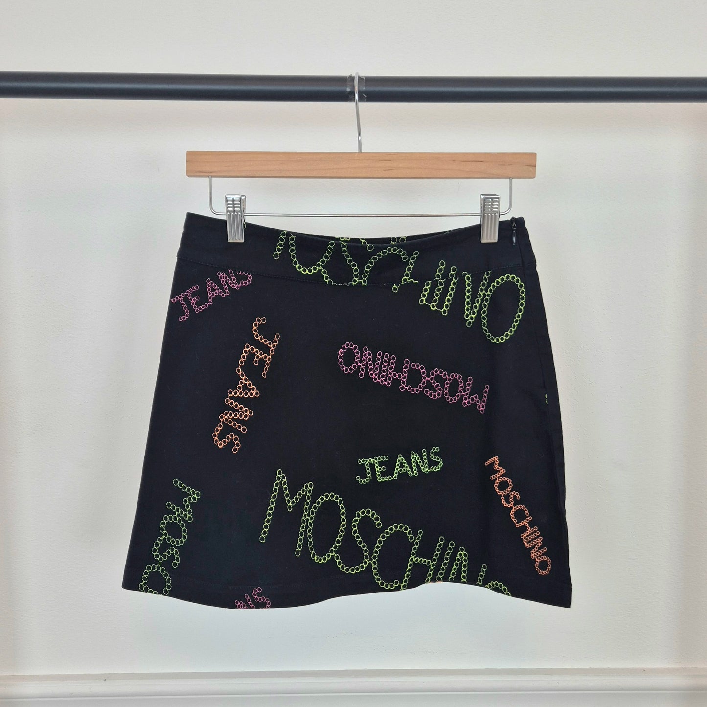 Moschino | Gonna con scritte ricamate