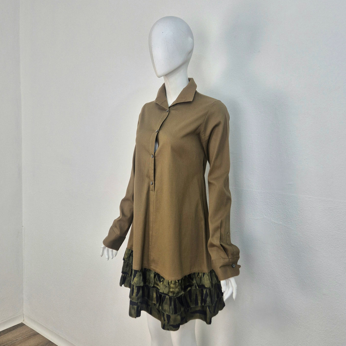 Romeo Gigli | Abito verde militare fondo camouflage
