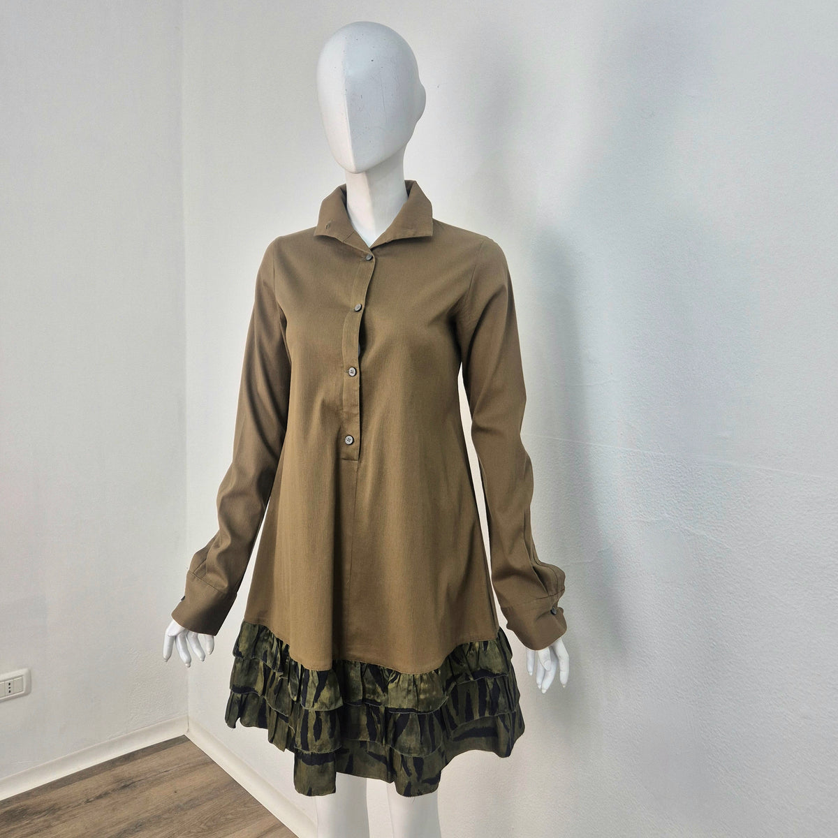 Romeo Gigli | Abito verde militare fondo camouflage