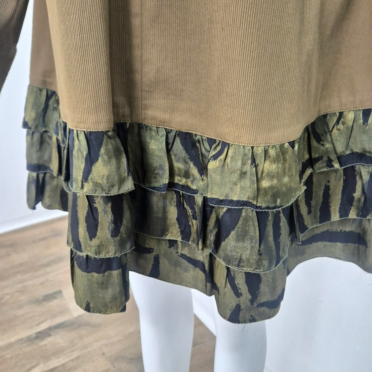 Romeo Gigli | Abito verde militare fondo camouflage