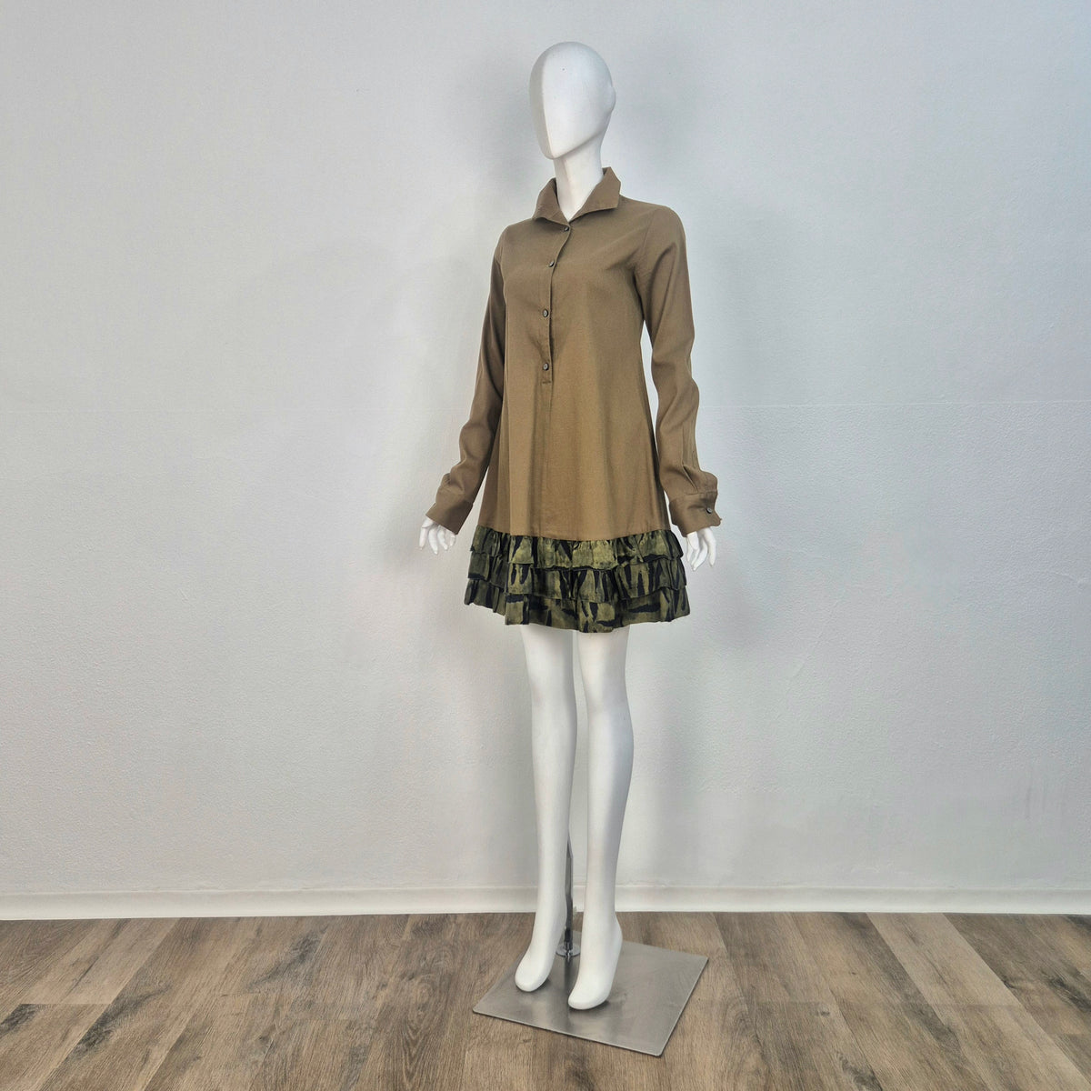 Romeo Gigli | Abito verde militare fondo camouflage