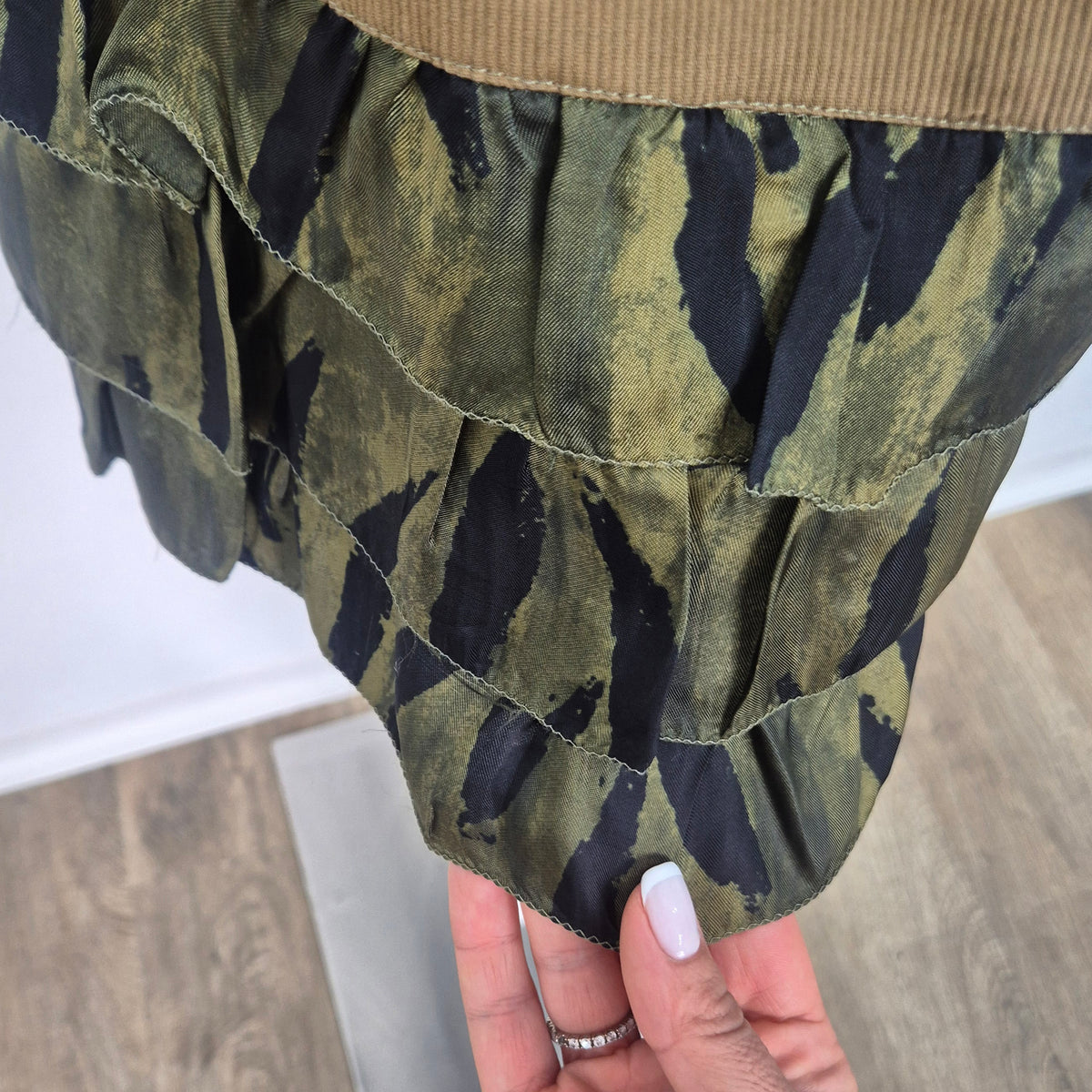 Romeo Gigli | Abito verde militare fondo camouflage