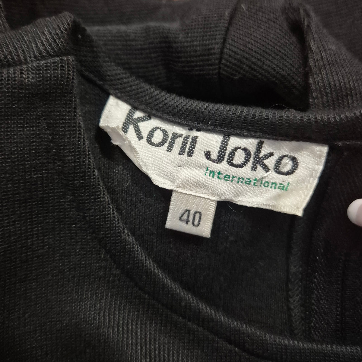 Korii Joko | Top nero con applicazioni