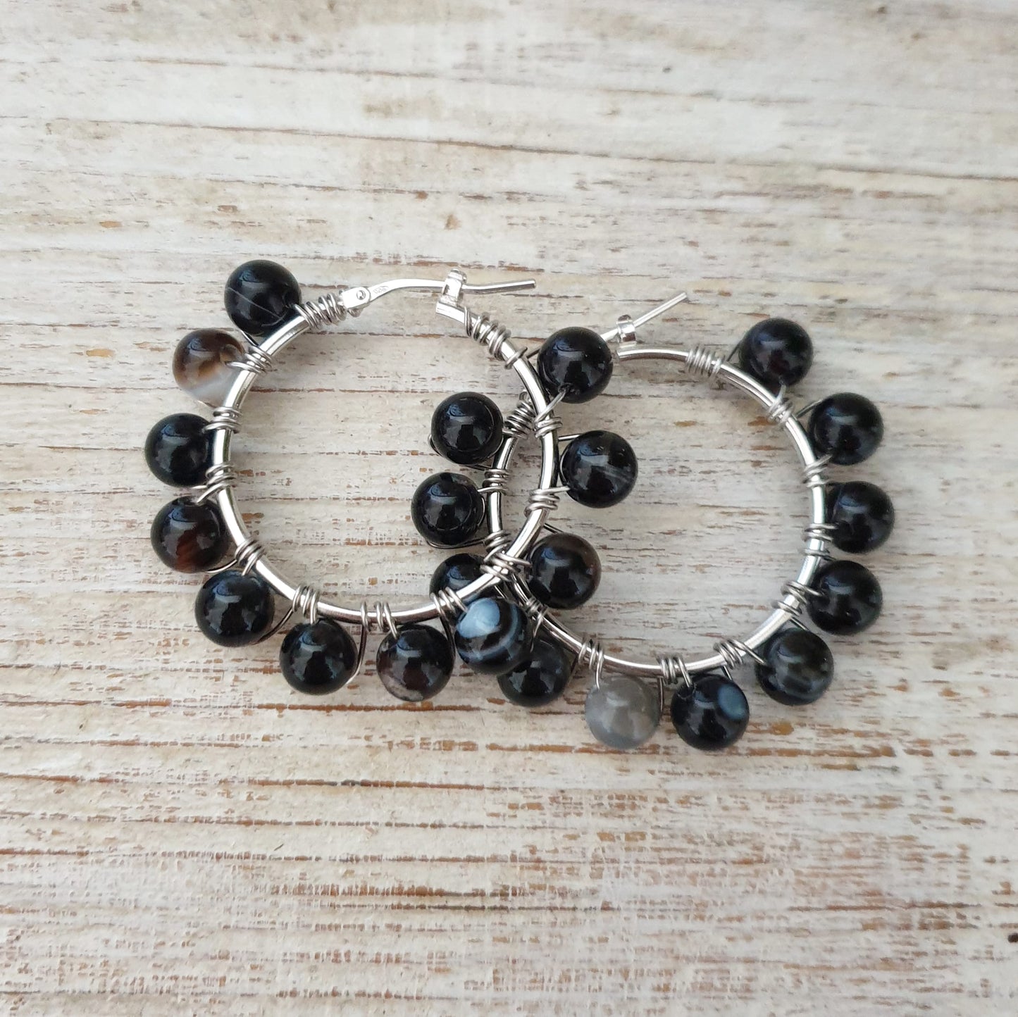 Orecchini hoops argento 925 e agata striata nera - 28 mm