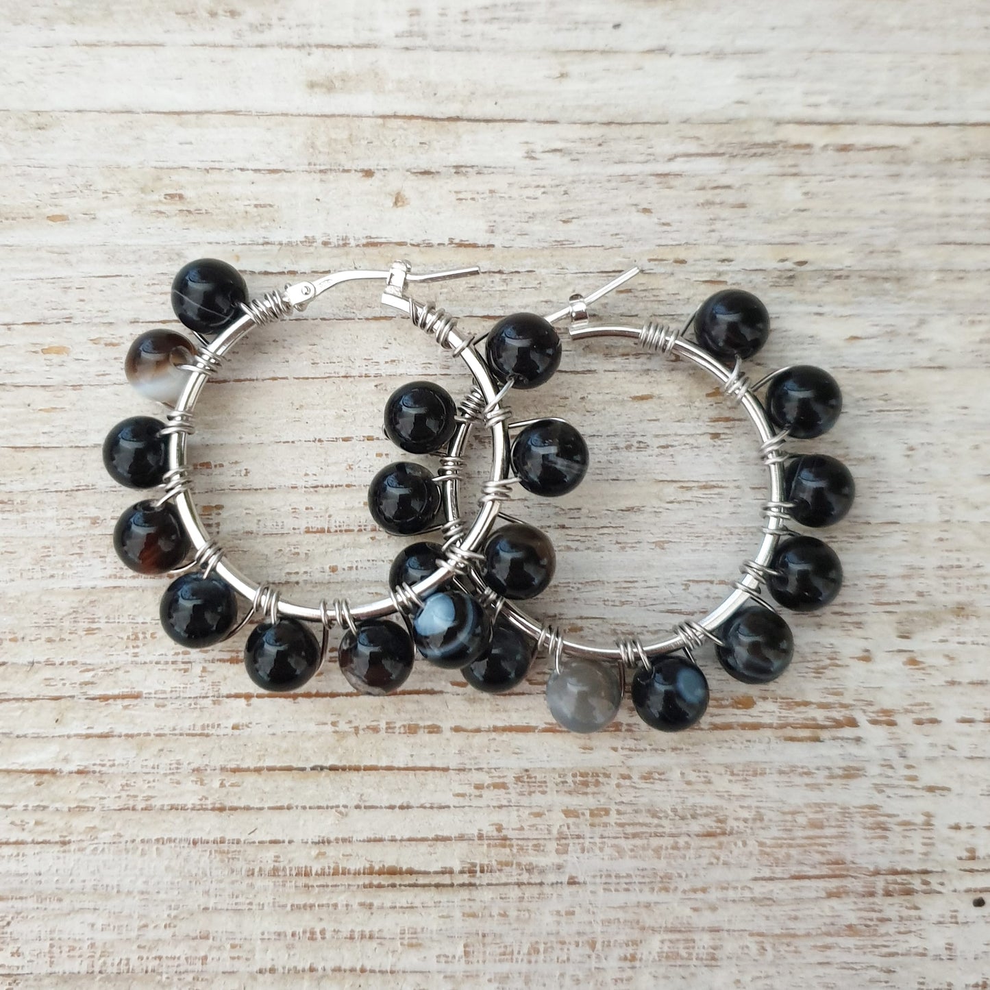 Orecchini hoops argento 925 e agata striata nera - 28 mm