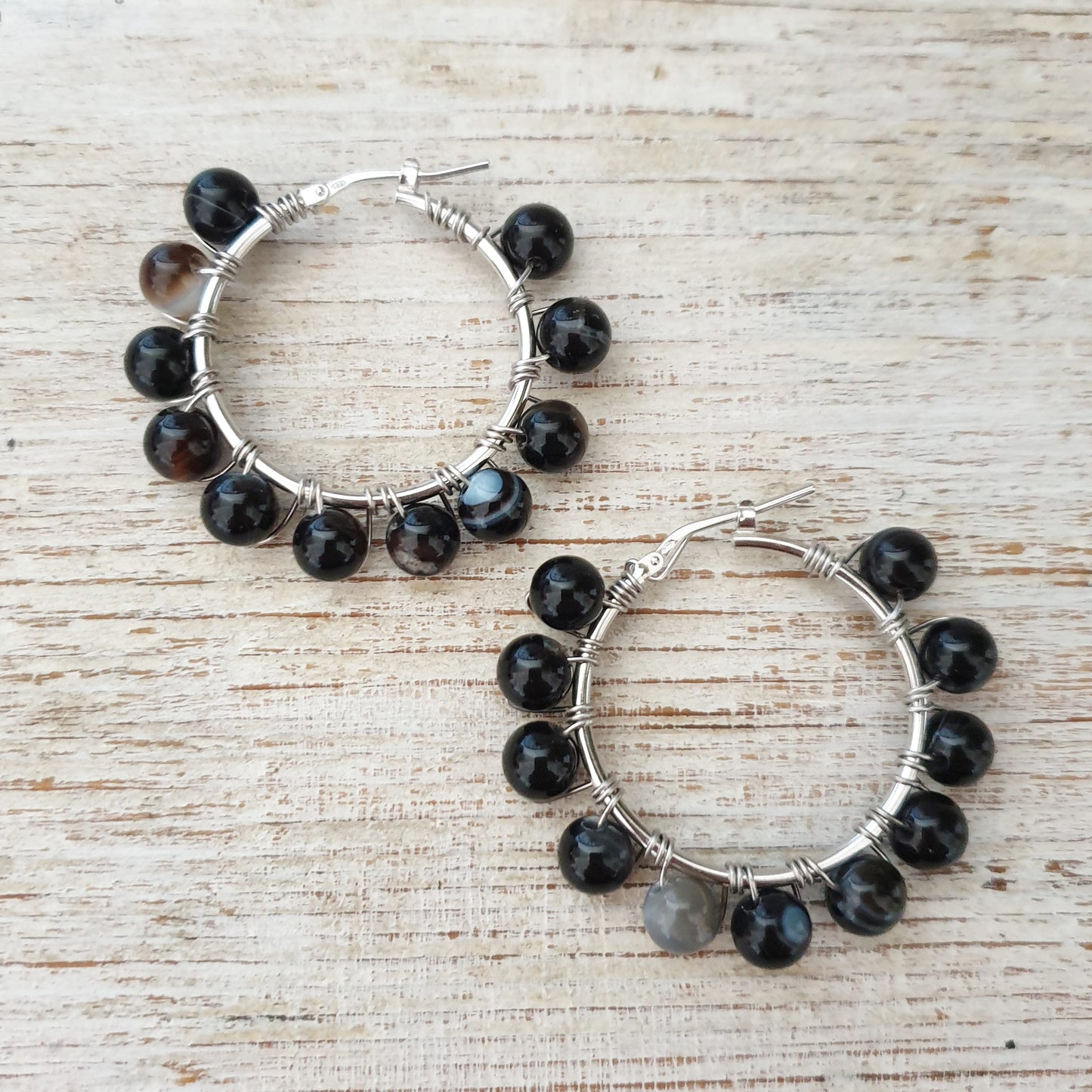 Orecchini hoops argento 925 e agata striata nera - 28 mm