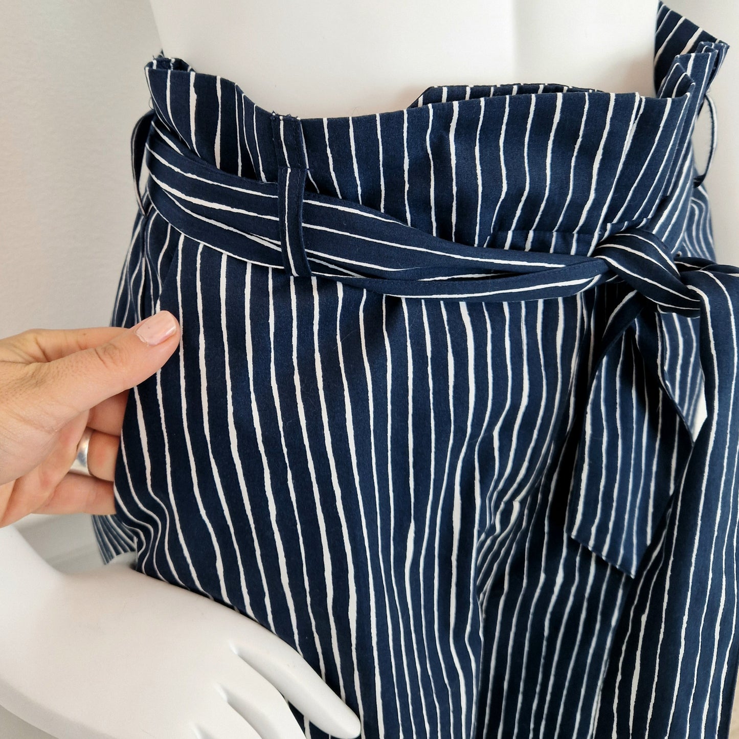 Pantaloni Marimekko blu righe bianche