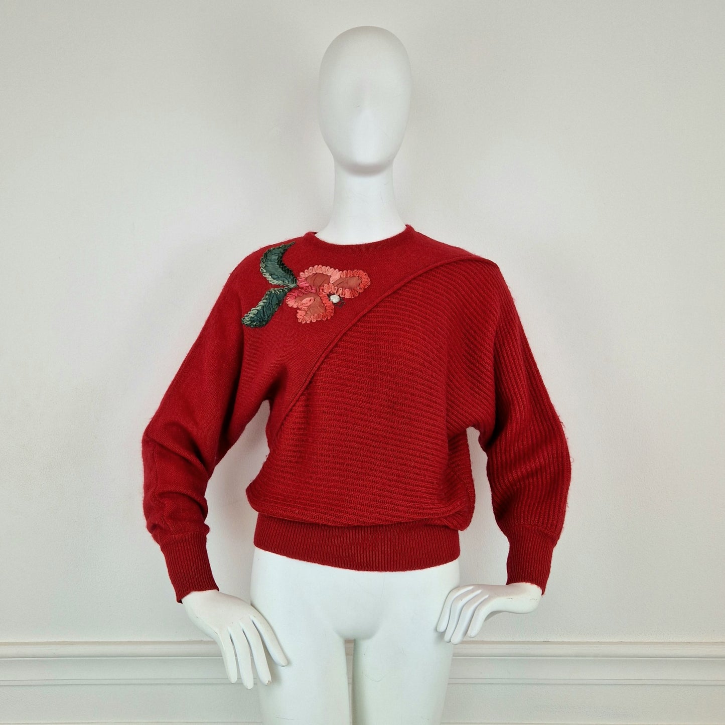 Maglione anni '80 rosso con fiore applicato