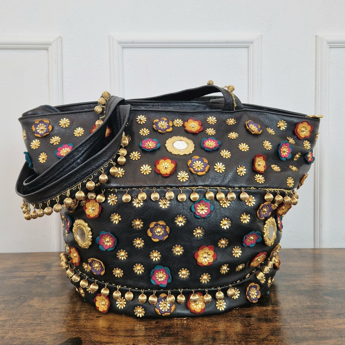 Maxi borsa Moschino redwall pelle nera con fiori e campanelli