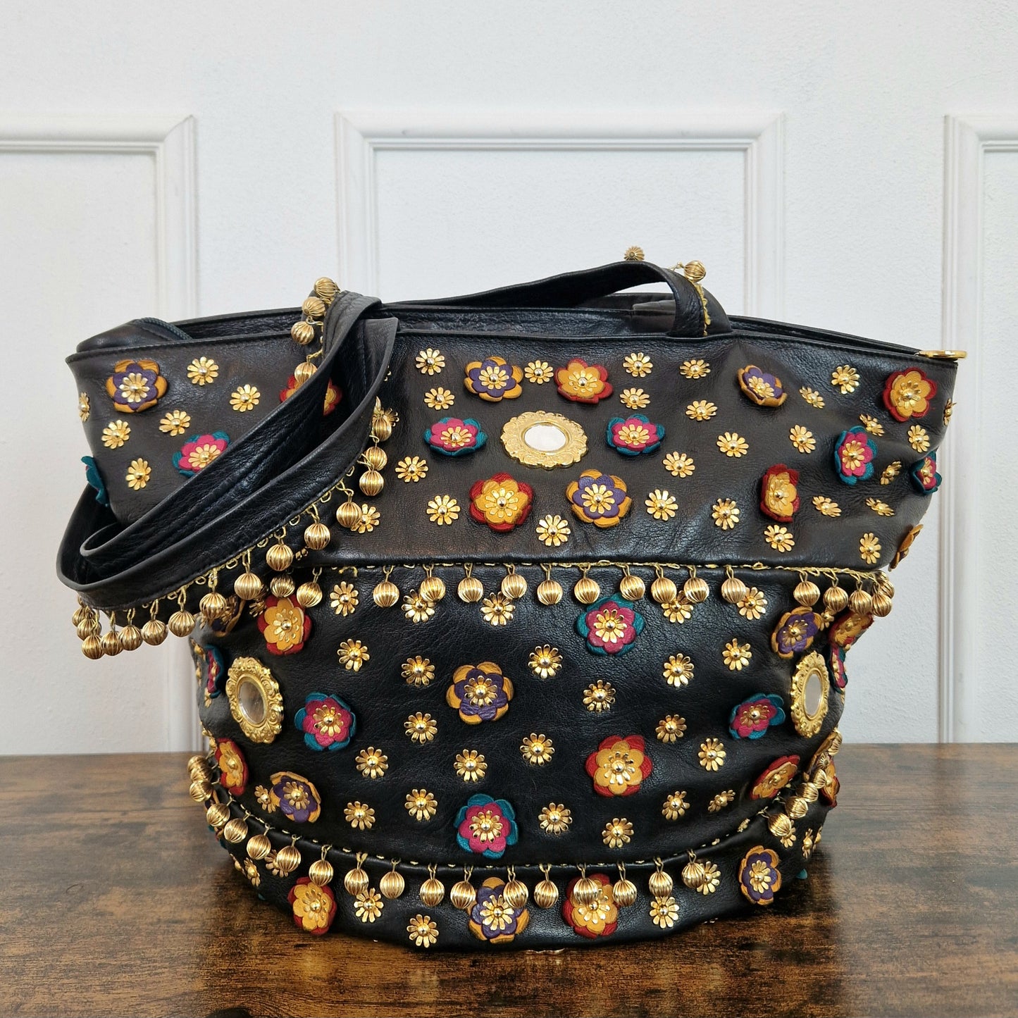 Maxi borsa Moschino redwall pelle nera con fiori e campanelli