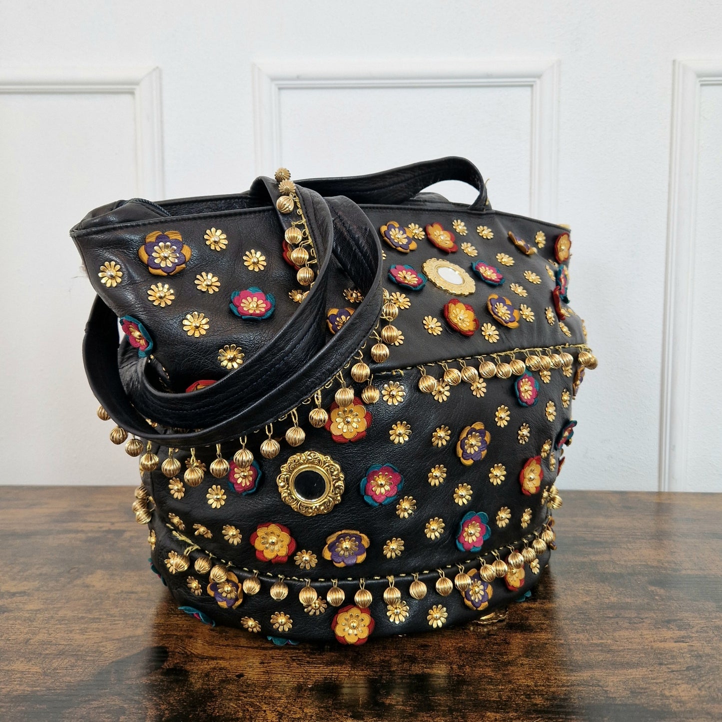 Maxi borsa Moschino redwall pelle nera con fiori e campanelli