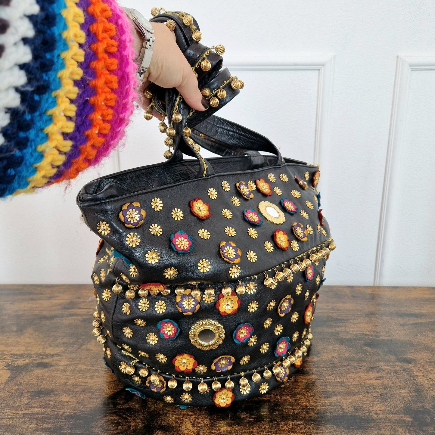 Maxi borsa Moschino redwall pelle nera con fiori e campanelli