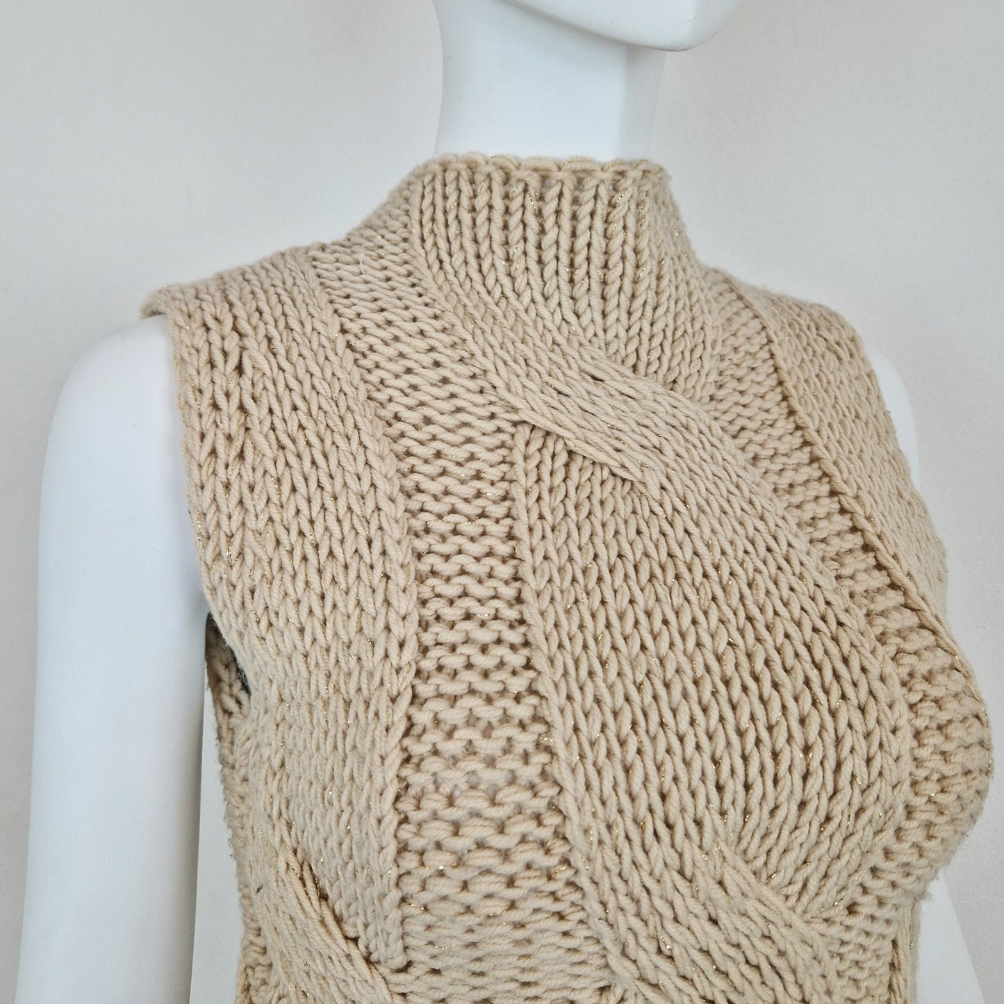 Gilet beige collo alto con trecce