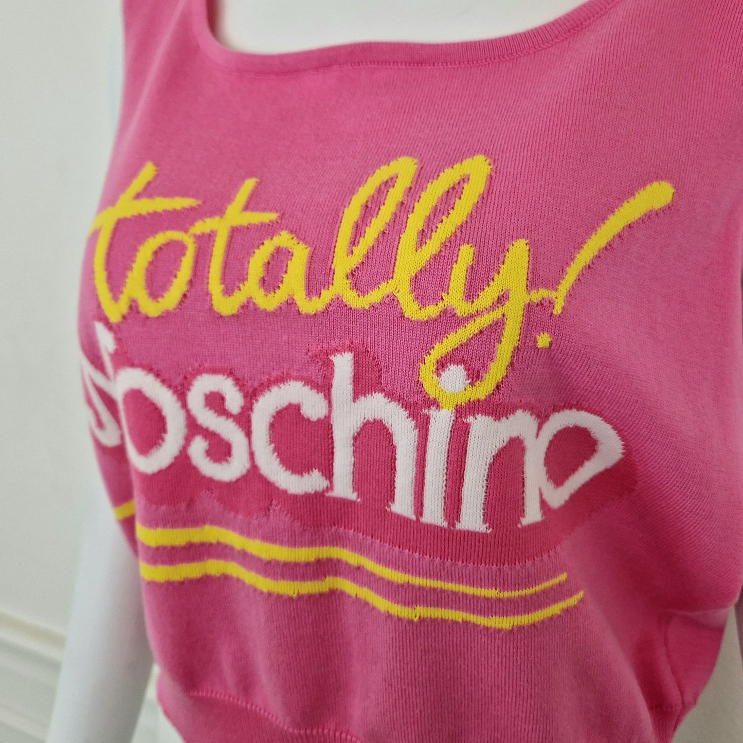 Top "Totally Moschino" maglia rosa