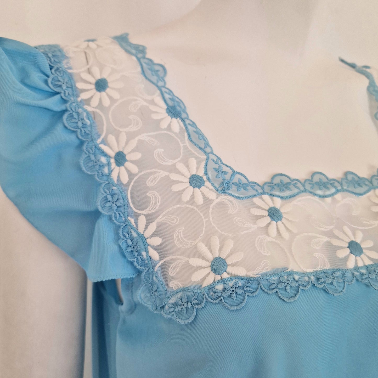 Camicia da notte azzurra con fiori