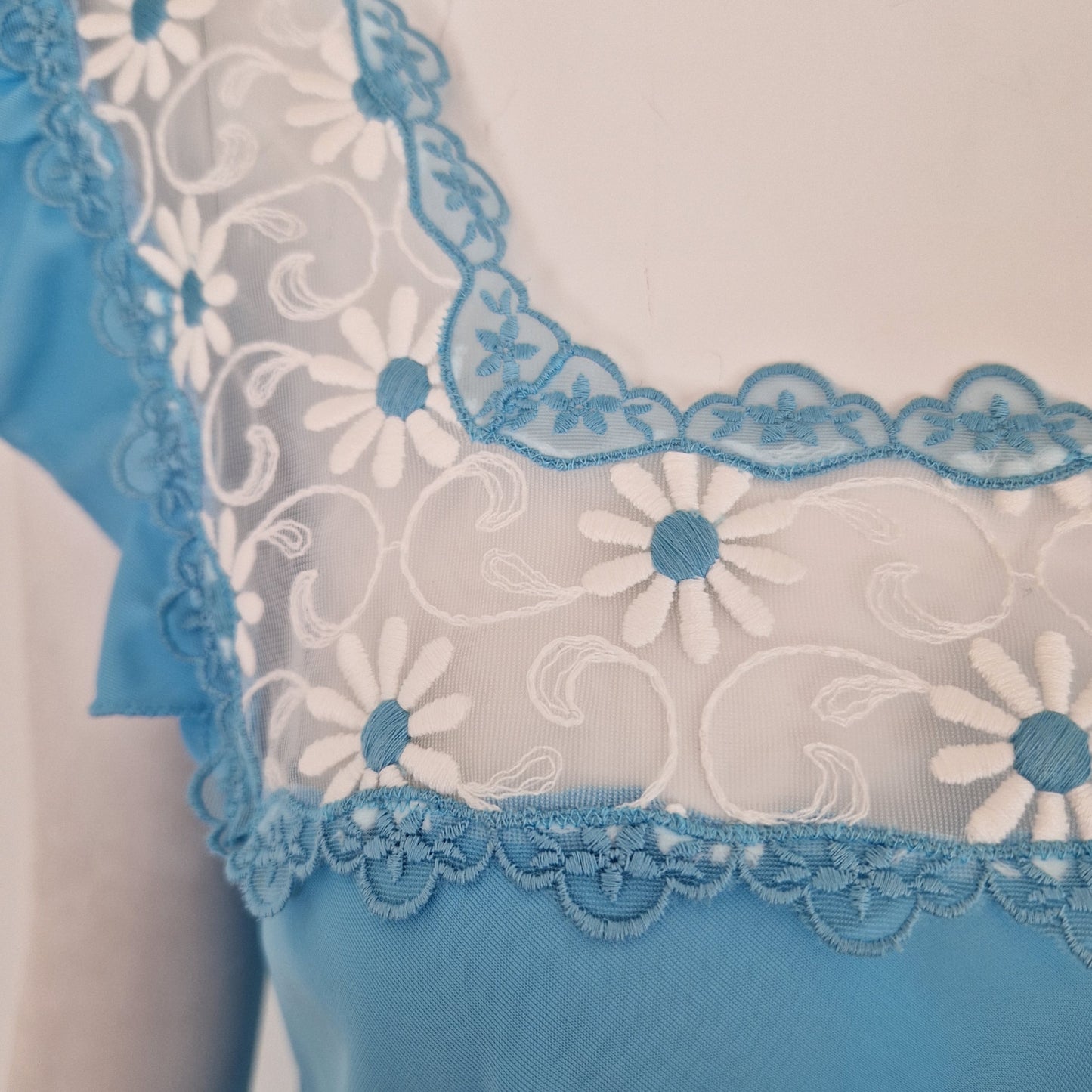 Camicia da notte azzurra con fiori