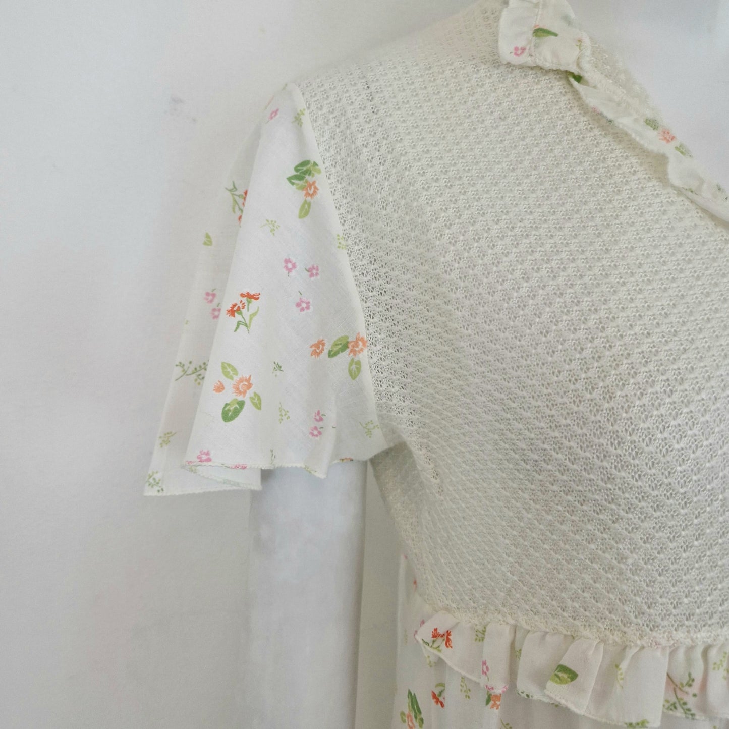 Camicia da notte vintage con fiori e nastro rosa