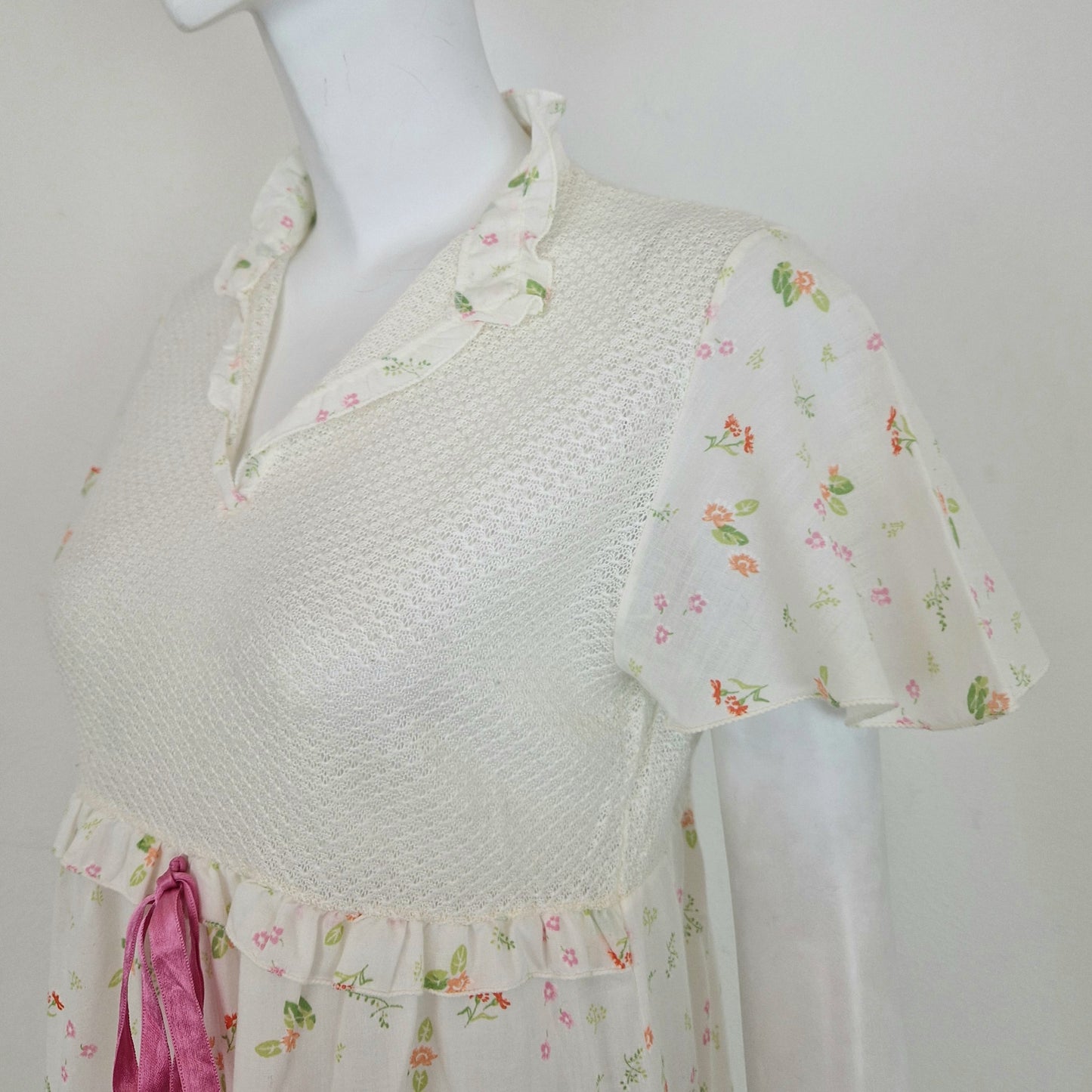 Camicia da notte vintage con fiori e nastro rosa