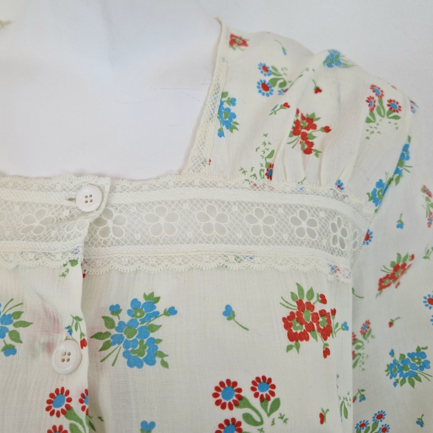 Camicia da notte bianca fiori azzurri e rossi