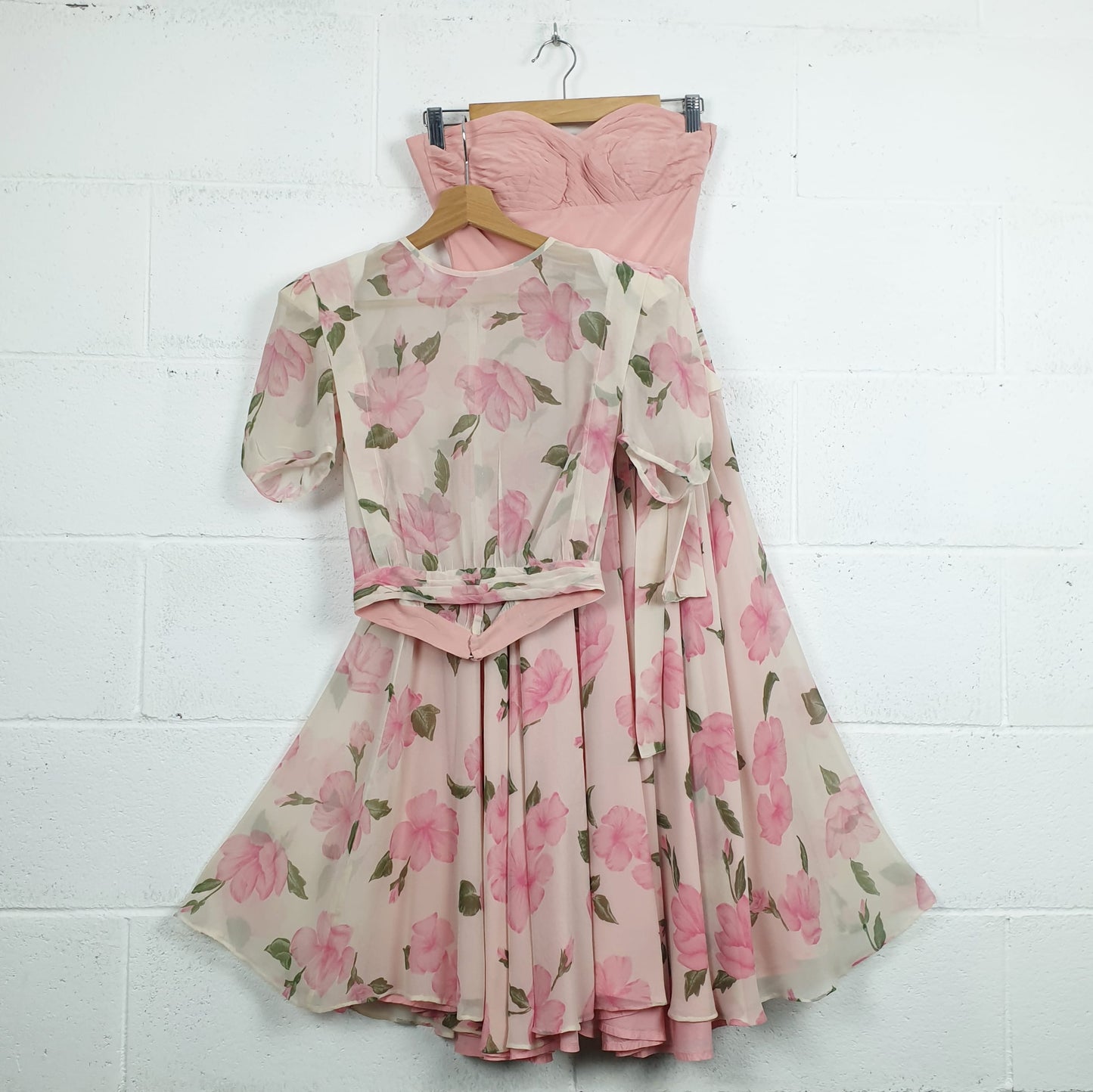 Abito sartoriale in seta bianco e rosa