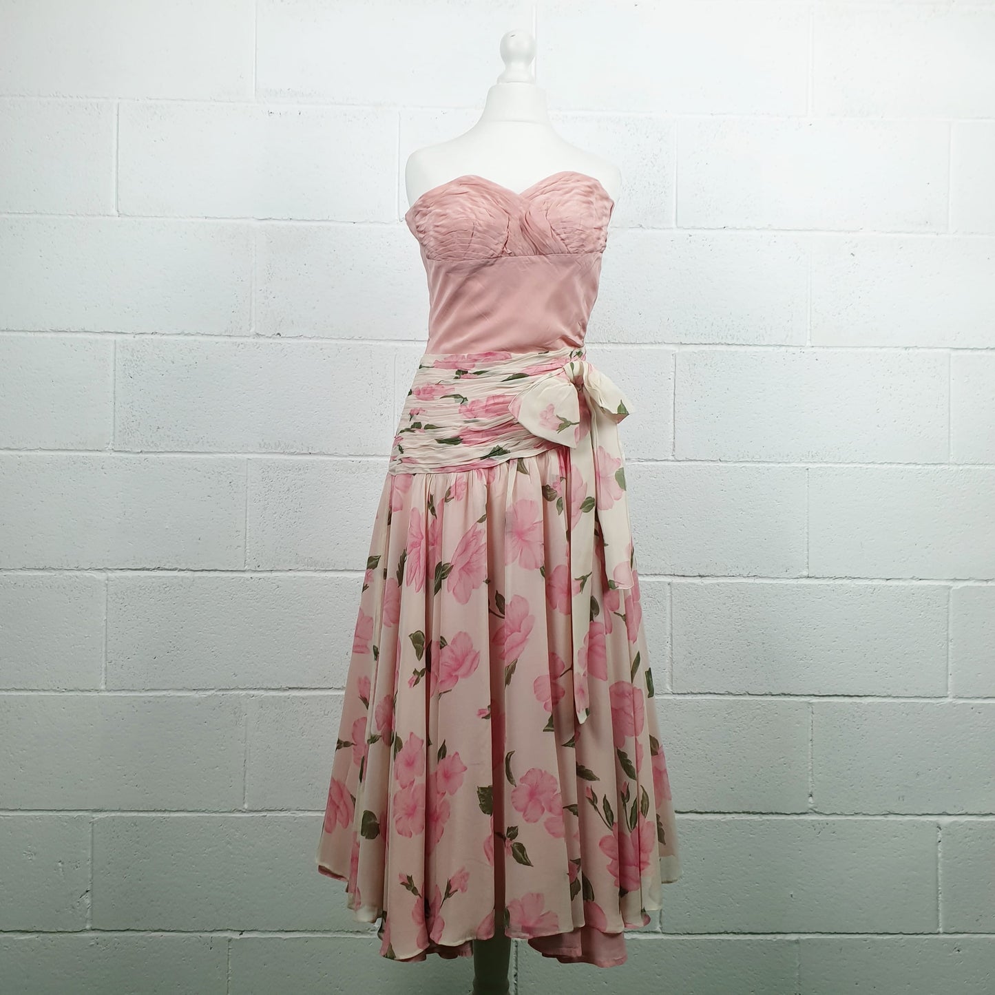 Abito sartoriale in seta bianco e rosa