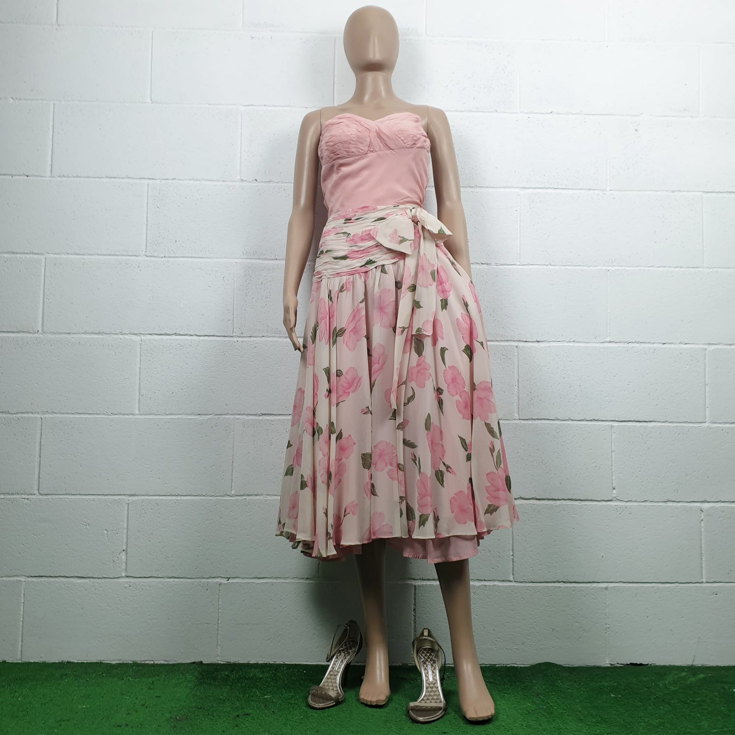 Abito sartoriale in seta bianco e rosa