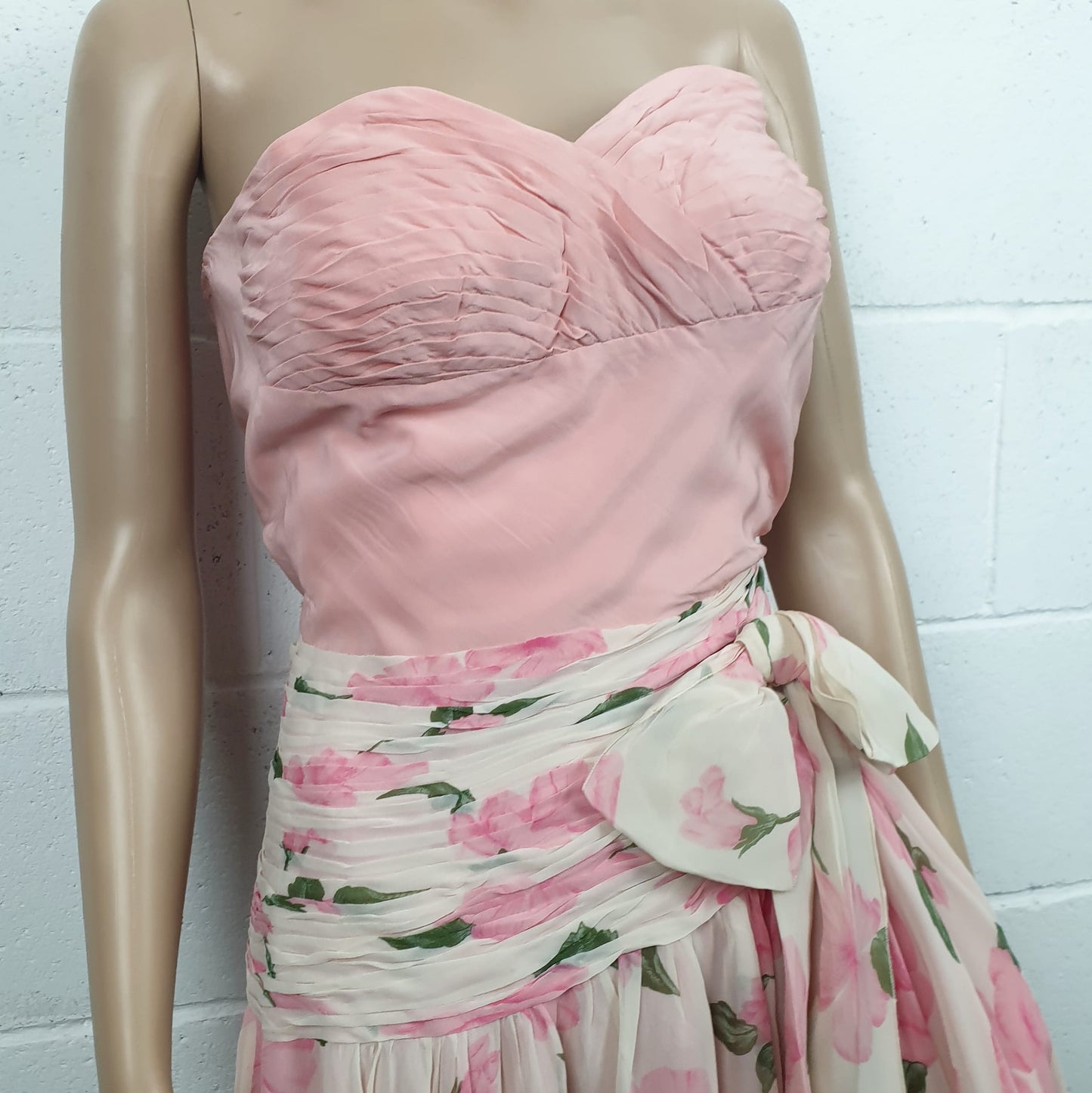 Abito sartoriale in seta bianco e rosa