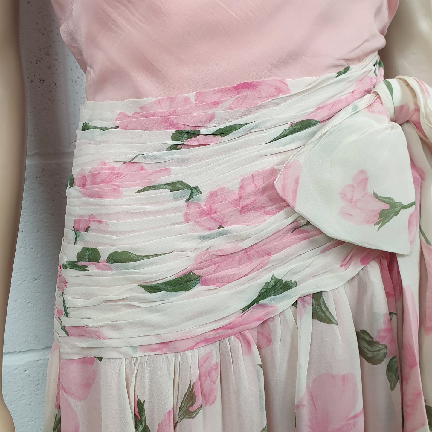 Abito sartoriale in seta bianco e rosa