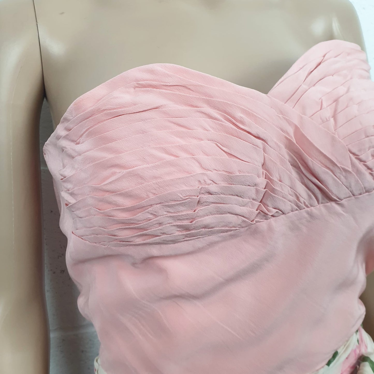 Abito sartoriale in seta bianco e rosa