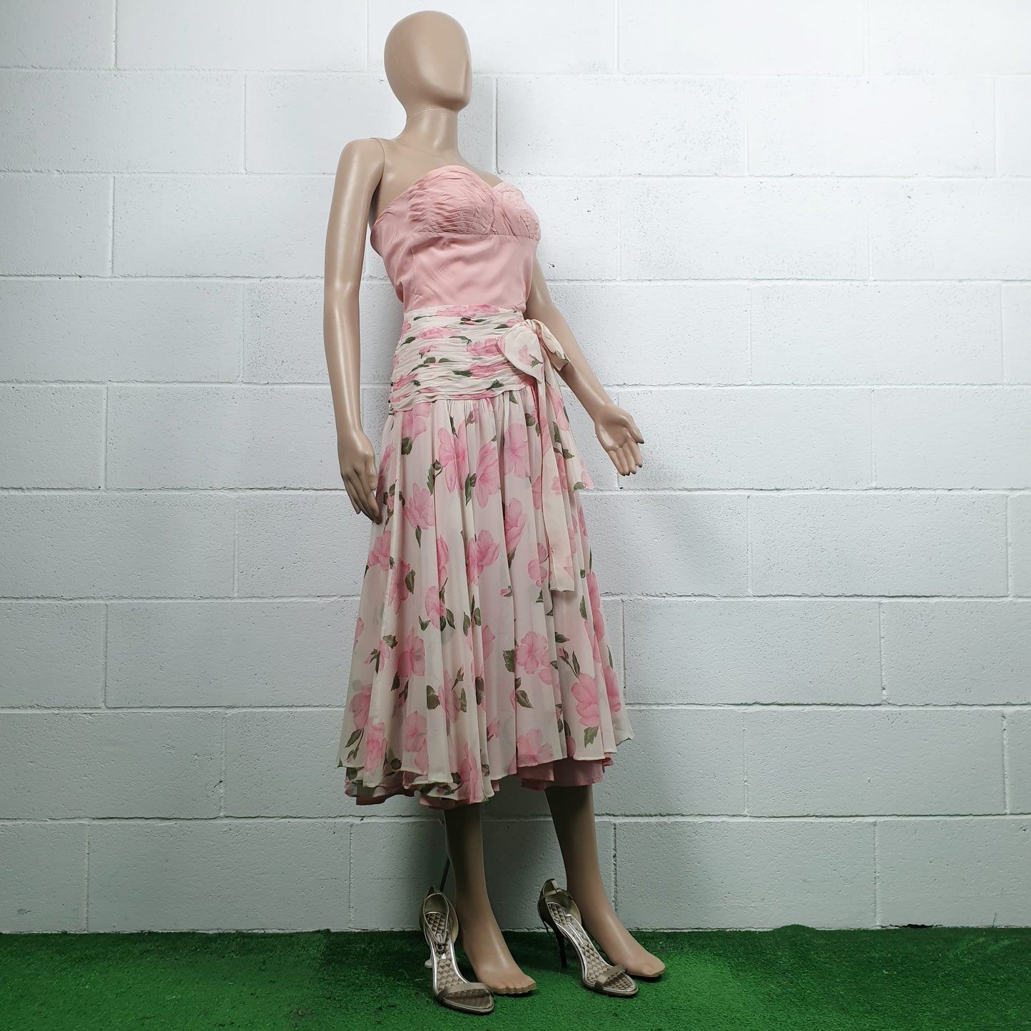 Abito sartoriale in seta bianco e rosa