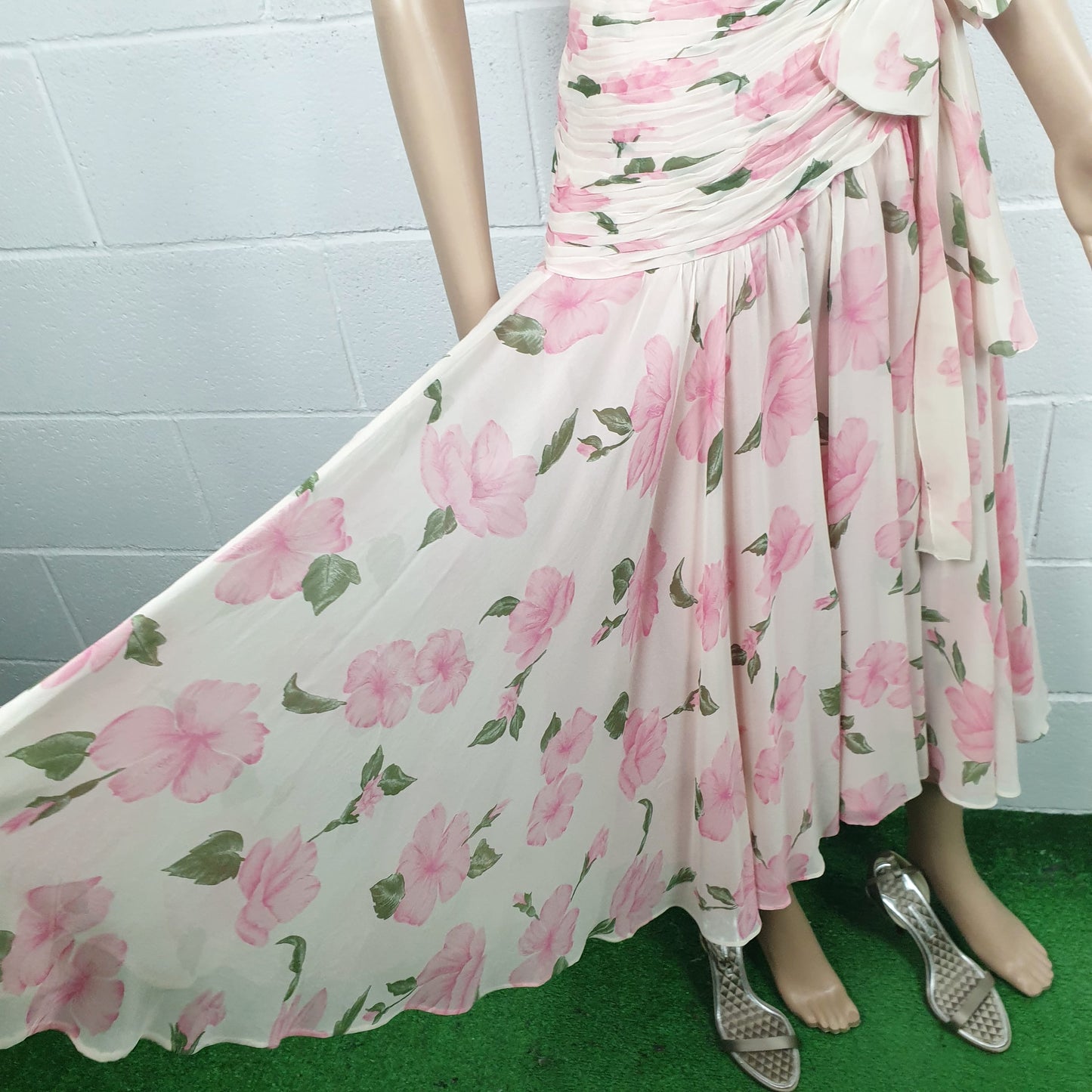 Abito sartoriale in seta bianco e rosa