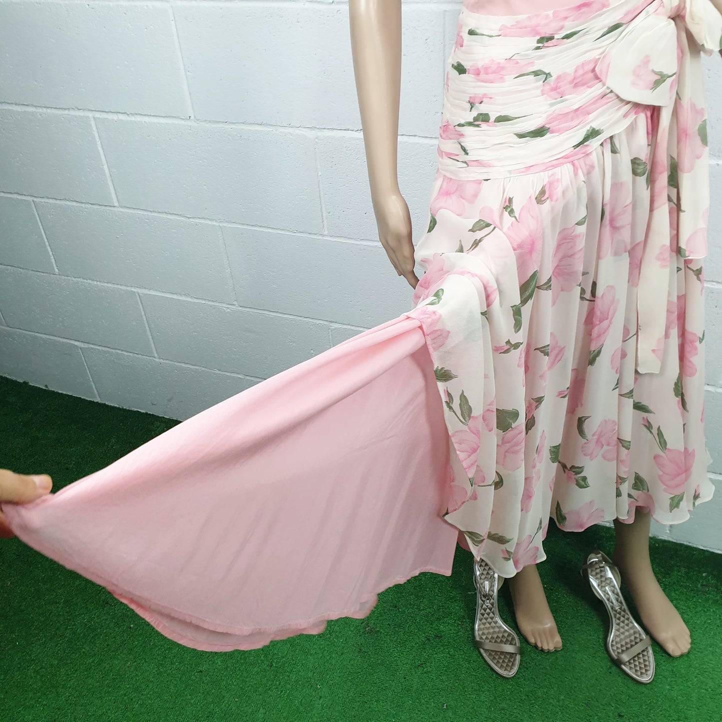 Abito sartoriale in seta bianco e rosa