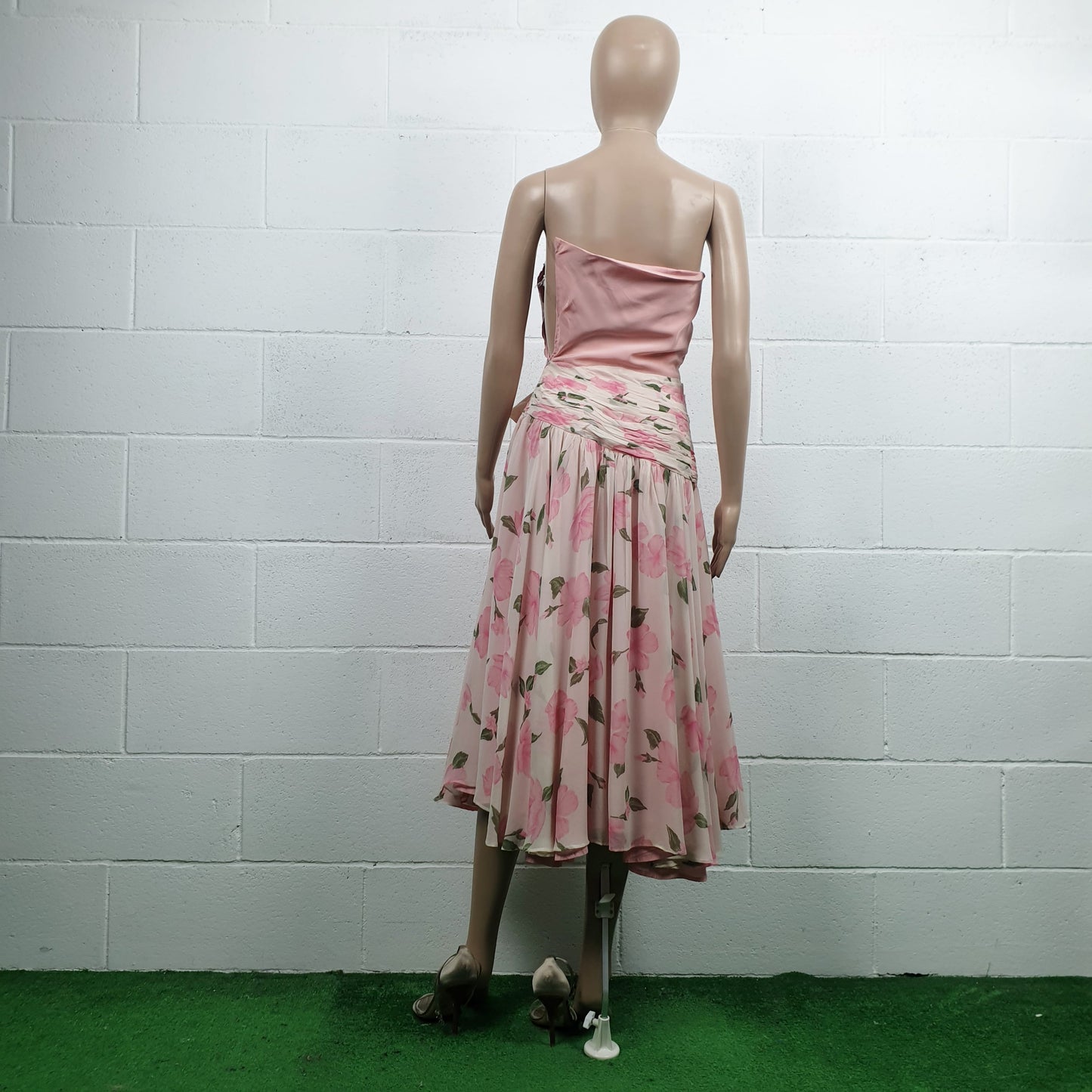 Abito sartoriale in seta bianco e rosa