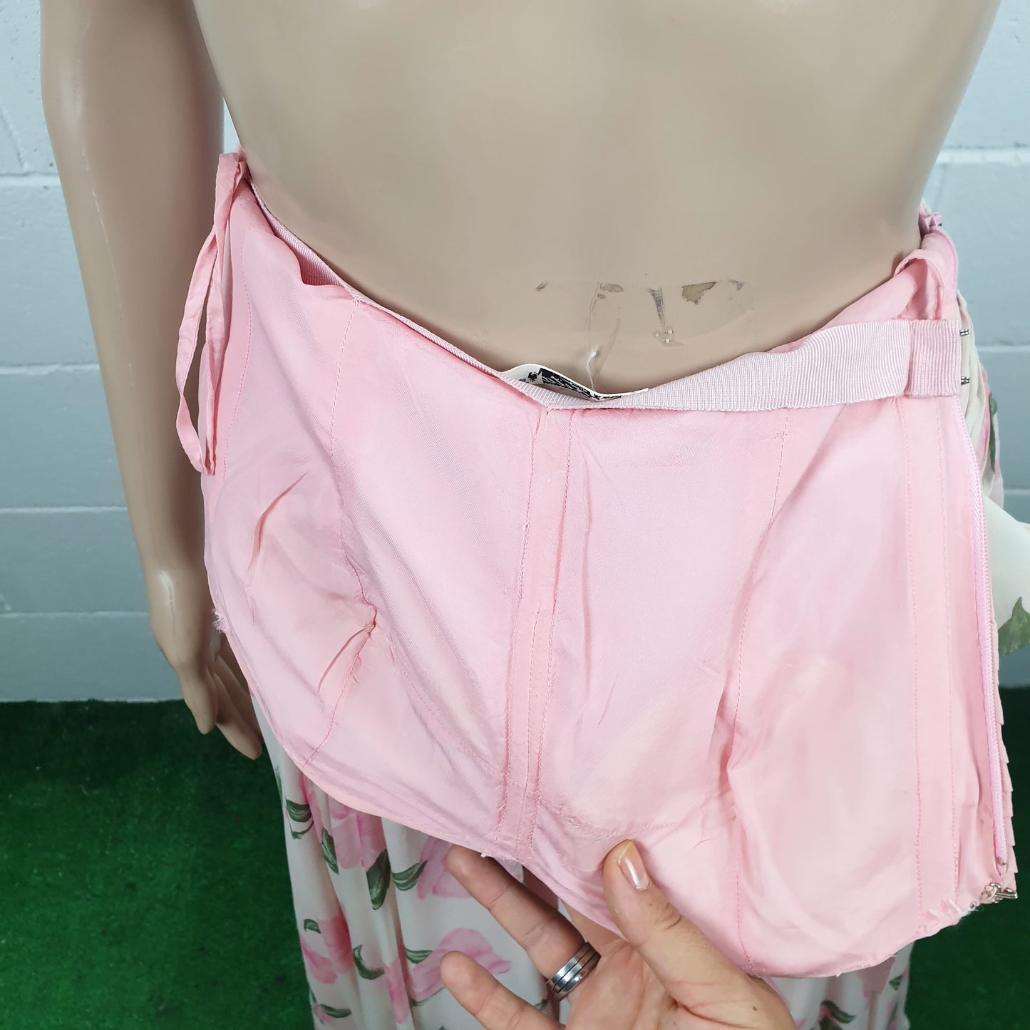 Abito sartoriale in seta bianco e rosa