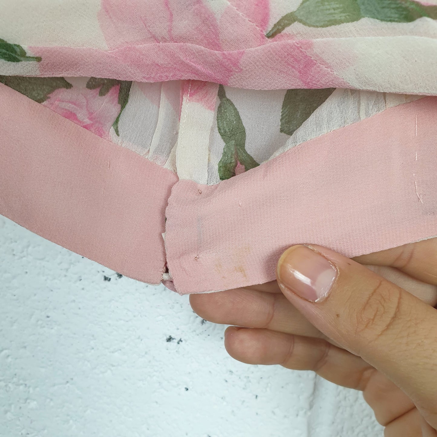 Abito sartoriale in seta bianco e rosa