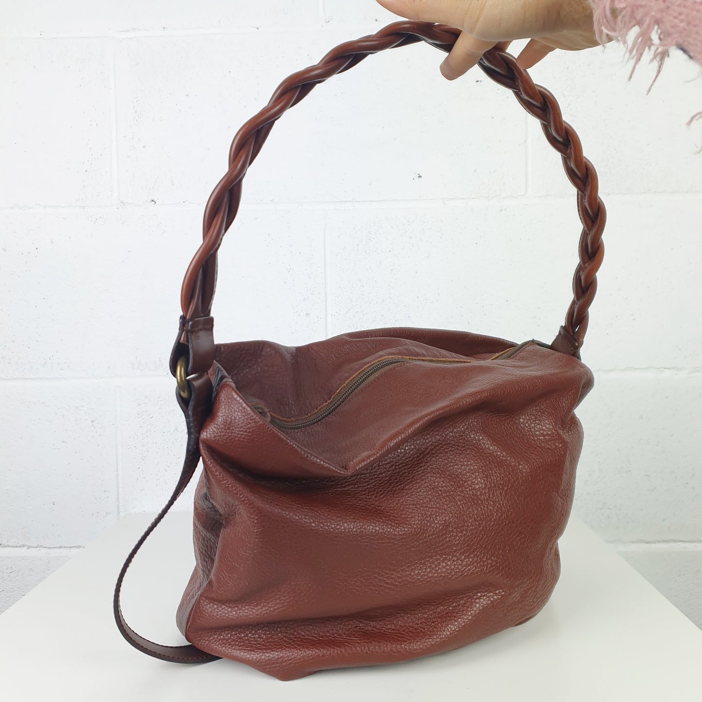 Borsa in pelle marrone con manico intrecciato