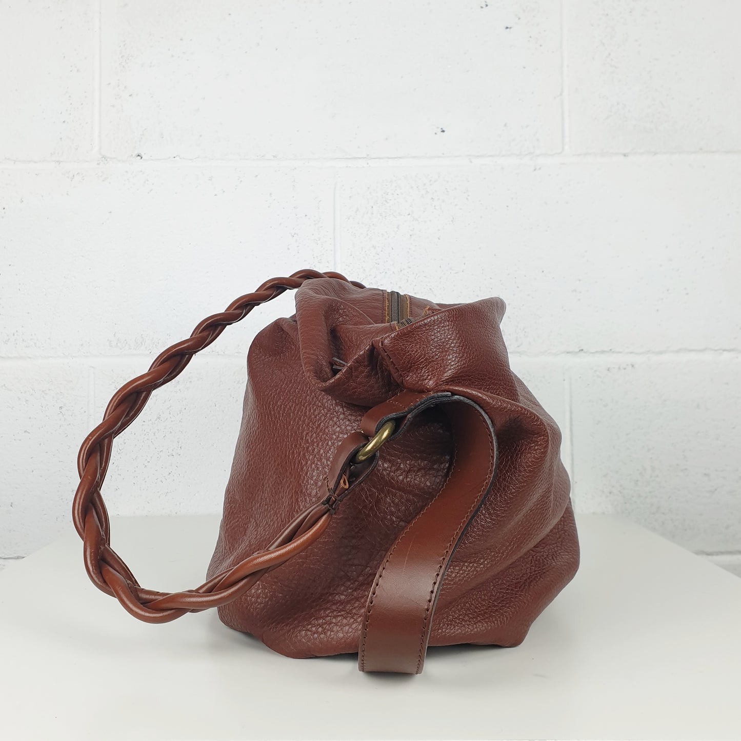 Borsa in pelle marrone con manico intrecciato