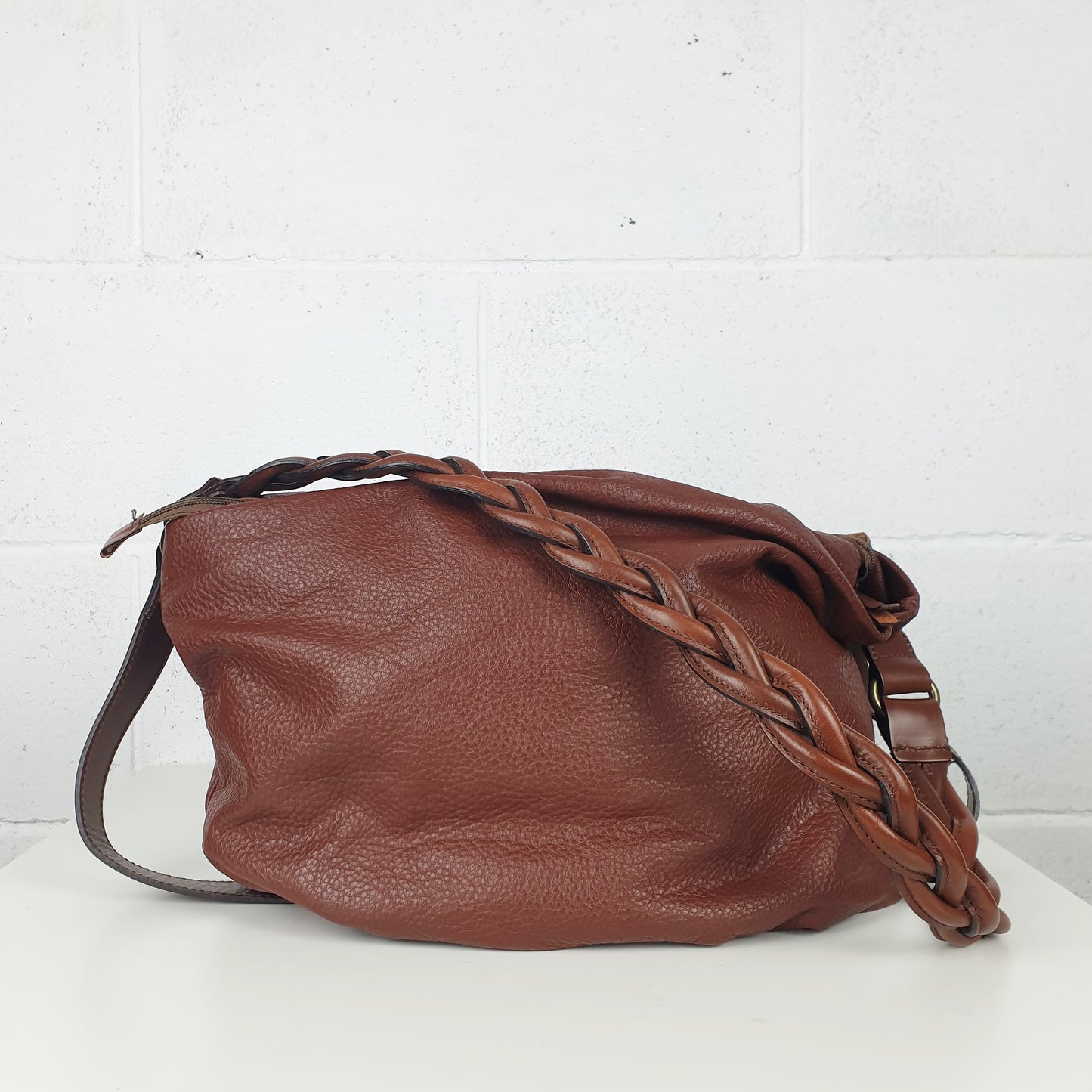 Borsa in pelle marrone con manico intrecciato
