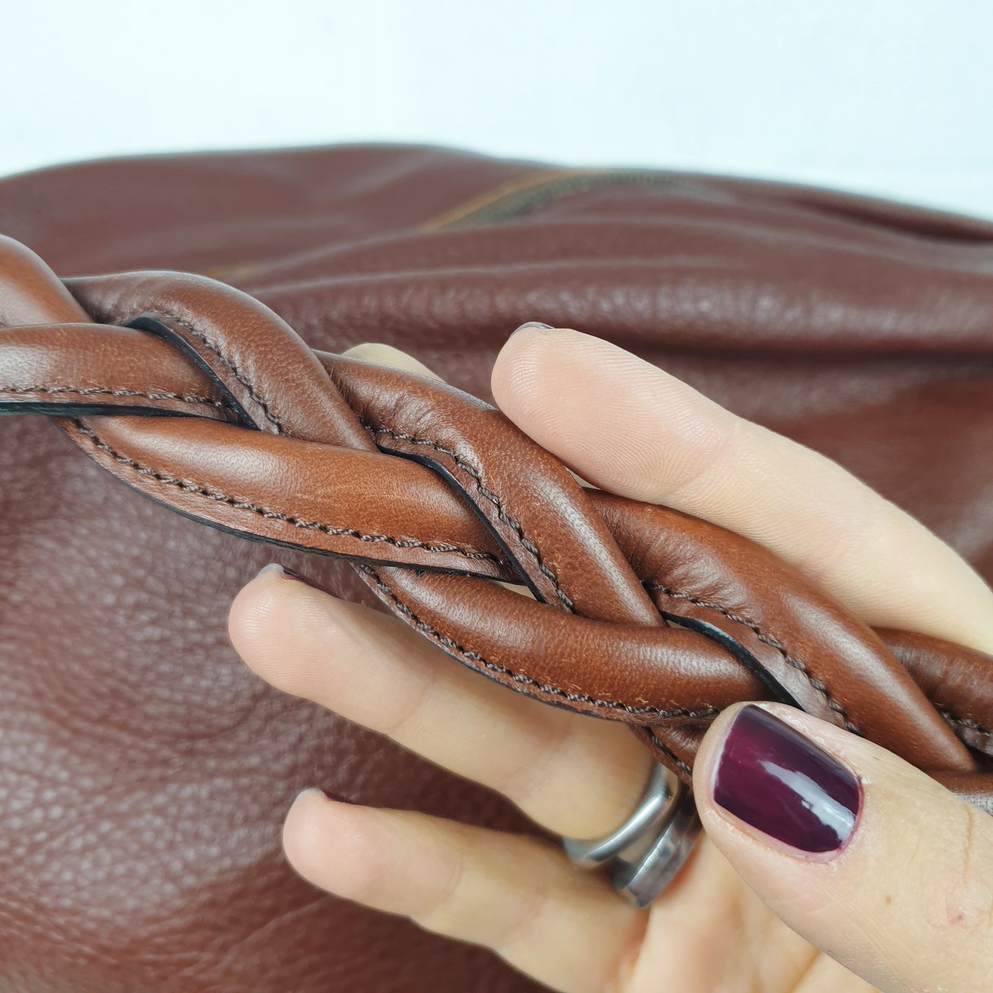 Borsa in pelle marrone con manico intrecciato