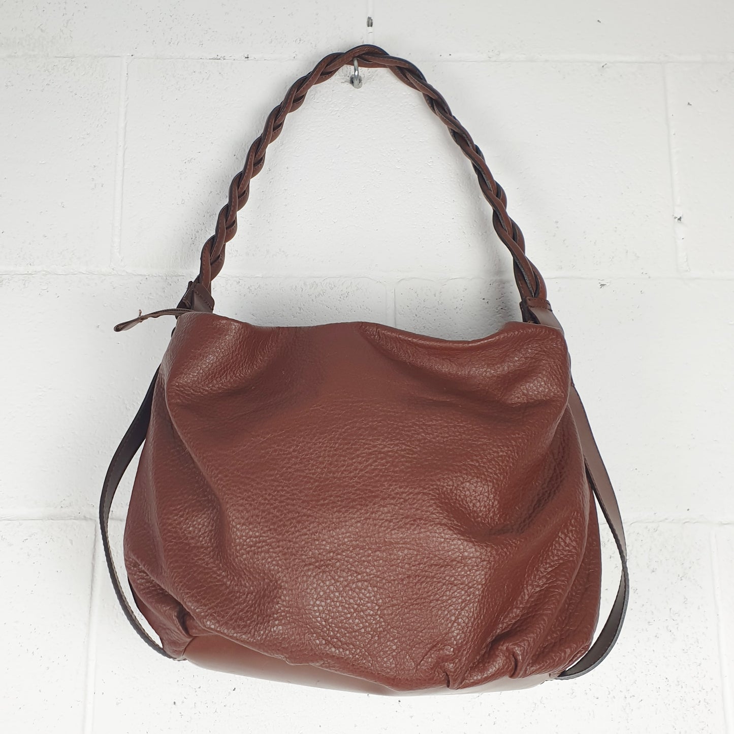 Borsa in pelle marrone con manico intrecciato