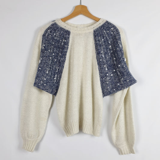 Maglione bianco e blu con applicazioni gocce