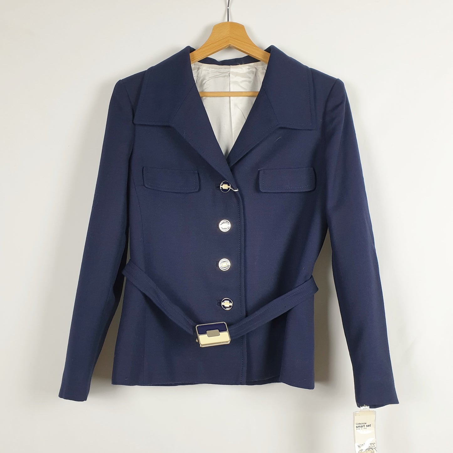 Giacca blu con bottoni e fibbia smaltati