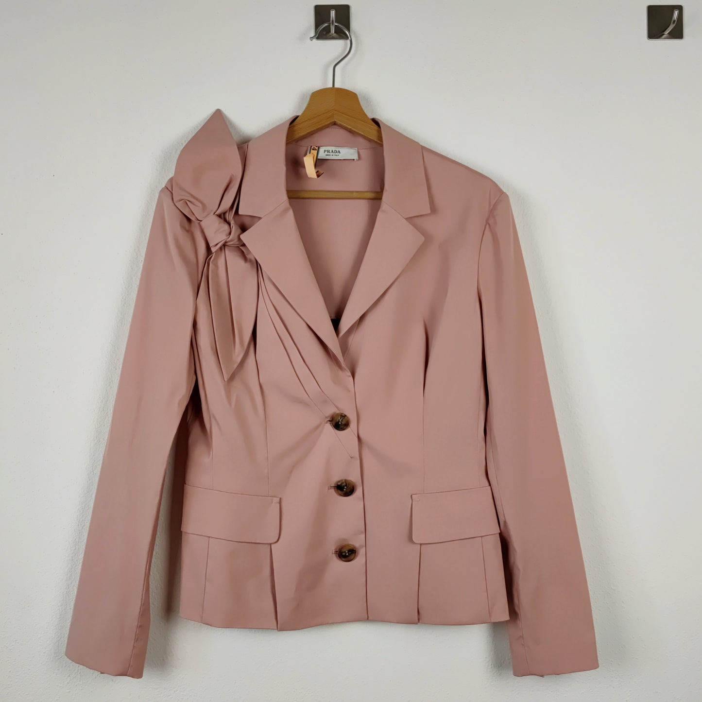 Blazer Prada rosa cipria con fiocco